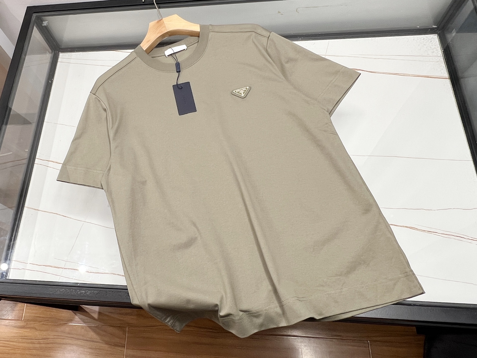 NO:776860,-26SS - Triangle brand casual short sleeves, a simple yet stylish fashion choice. Its unique triangle iron element design is cleverly integrated into the body to highlight your individual style. Selected high-quality fabrics are soft and skin-friendly, and have good breathability, keeping you dry and comfortable even in the hot summer. The loose-fitting design is not picky, suitable for all body types, and can be easily displayed  Casual and casual style. Whether paired with jeans or casual trousers, it can be easily worn to create a different fashion look. The Triangle casual short-sleeve is not only a piece of clothing, but also a symbol of personality and taste, making you stand out from the crowd and become the center of attention. Choosing it means choosing a relaxed, fashionable and stylish lifestyle.  Available now in 8 colors M-XXXL, Prada-clothing, prada, jeans, T-shirt,19860909-26SS——三角铁牌休闲短袖,简约而不失格调的时尚之选.其独特三角铁元素设计,巧妙融入衣身,彰显个性风采.精选优质面料,柔软亲肤,透气性好,即使炎炎夏日也能保持干爽舒适.宽松版型设计,不挑身材,适合各种体型穿着,轻松展现休闲随性风格.无论是搭配牛仔裤还是休闲裤,都能轻松驾驭,打造出不一样的时尚造型.三角铁牌休闲短袖,不仅是一件衣物,更是个性与品味的象征,让你在人群中脱颖而出,成为焦点所在.选择它,就是选择了一种轻松自在、时尚有型的生活方式. 现货发售8色M-XXXL,普拉达-服装,prada,jeans,T-shirt,,Women's clothing