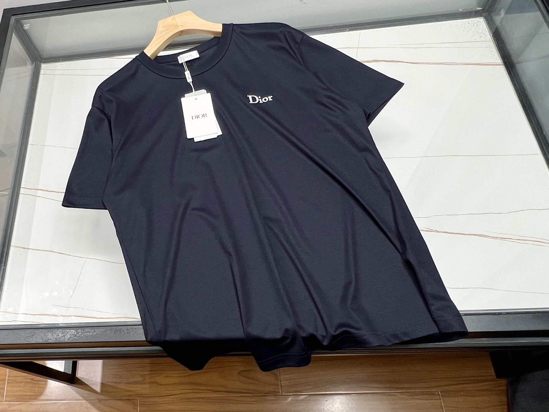 NO:776835,-26SS—Casual and fashionable short-sleeves with letters on the front are a must-have item for trendy outings. This casual and fashionable short-sleeve with letters on the front is the wardrobe darling of fashionistas. It is based on a simple design, but cleverly incorporates personalized letter elements on the chest, instantly breaking the monotony and injecting trendy vitality into the overall look.  The fabric is made of skin-friendly and breathable high-quality cotton, which is soft to the touch and comfortable to wear next to the body. It can keep you dry even in the hot summer. The loose fit is not particular to your body shape and can be easily controlled regardless of whether you are tall or short, fat or thin. It can also cleverly modify your body shape, giving you a casual and free look. Whether it is paired with jeans to create a casual daily style, or combined with a short skirt to create a sweet and playful feel, it can be perfectly suited. Wear it, stroll on the street, easily become the center of attention, and let you move forward confidently on the road of fashion.  Ready for sale blue XS-S-M-L, Dior-clothing, dior, skirts, jeans, T-shirt,19860909-26SS—前面字母休闲时尚短袖潮流出街的必备单品 这件前面字母休闲时尚短袖,是时尚达人的衣橱宠儿.它以简约设计为基底,却在胸前巧妙融入个性字母元素,瞬间打破单调,为整体造型注入潮流活力. 面料选用亲肤透气的优质棉,触感柔软,贴身穿着舒适自在,即便在炎炎夏日,也能保持干爽.宽松的版型不挑身材,无论高矮胖瘦都能轻松驾驭,还能巧妙修饰身形,尽显随性洒脱. 无论是搭配牛仔裤打造休闲日常风,还是与短裙组合营造甜美俏皮感,它都能完美适配.穿上它,漫步街头,轻松成为众人瞩目的焦点,让你在时尚的道路上自信前行. 现货发售蓝色XS-S-M-L,迪奥-服装,dior,skirts,jeans,T-shirt,,Women's clothing