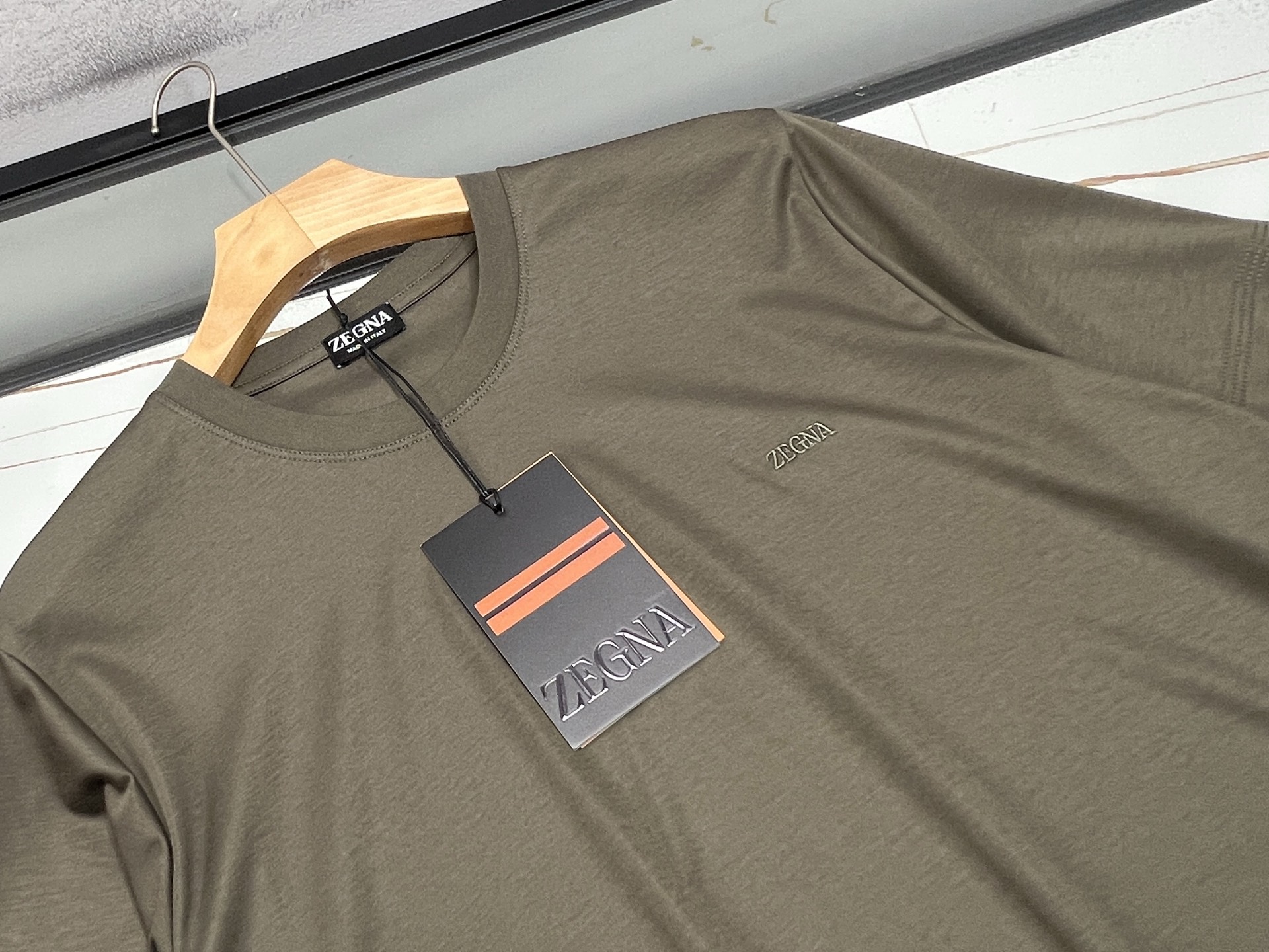 NO:776891,-26SS——EZ classic cotton elastic casual short sleeves, a must-have choice for summer wardrobe. This short sleeve is made of high-quality pure cotton fabric and blended with elastic fiber, which not only retains the softness and breathability of cotton, but also gives the clothes excellent elasticity and comfort. Its simple yet fashionable design can be easily used in various occasions whether worn alone or as an inner layer.  The short-sleeved version is loose and decent, not flattering on your body shape, allowing you to stretch freely and enjoy comfort whether it is daily travel or casual gatherings. The classic round neck design modifies the neck line and shows elegance. The short-sleeved cuffs are simple and elegant, allowing you to move freely.  In addition, this short-sleeve has been treated with fine workmanship, neatly routed, and the details are full of quality. A variety of colors are available to meet the matching needs of different styles. Whether it is a fresh and natural light color or a calm and atmospheric dark color, it can give you a different style in summer. In short, this classic cotton elastic casual short-sleeve has become the first choice for many people in summer due to its excellent comfort and versatile fashion sense. Come and choose a color that belongs to you and make this summer more exciting!  Now on sale in 4 colors M-XXXL, men's clothing, T-shirt,19860909-26SS———EZ经典棉弹休闲短袖,夏日衣橱的必备之选.这款短袖采用高品质纯棉面料,融入弹力纤维,既保留了棉质的柔软透气,又赋予了衣物出色的弹性与舒适度.其简约而不失时尚的设计,无论是单穿还是作为内搭,都能轻松驾驭各种场合. 短袖的版型宽松得体,不挑身材,无论是日常出行还是休闲聚会,都能让你自在舒展,尽享惬意.经典圆领设计,修饰颈部线条,展现优雅气质.短袖袖口,简洁大方,活动自如. 此外,这款短袖还经过精细的做工处理,走线工整,细节之处尽显品质感.多种颜色可选,满足不同风格的搭配需求.无论是清新自然的浅色系,还是沉稳大气的深色调,都能让你在夏日里焕发出别样的风采. 总之,这款经典棉弹休闲短袖,以其卓越的舒适度和百搭的时尚感,成为了许多人夏季的首选服饰.快来挑选一款属于你的颜色,让这个夏天更加精彩纷呈吧！ 现在发售4色M-XXXL,男装,T-shirt,,Women's clothing