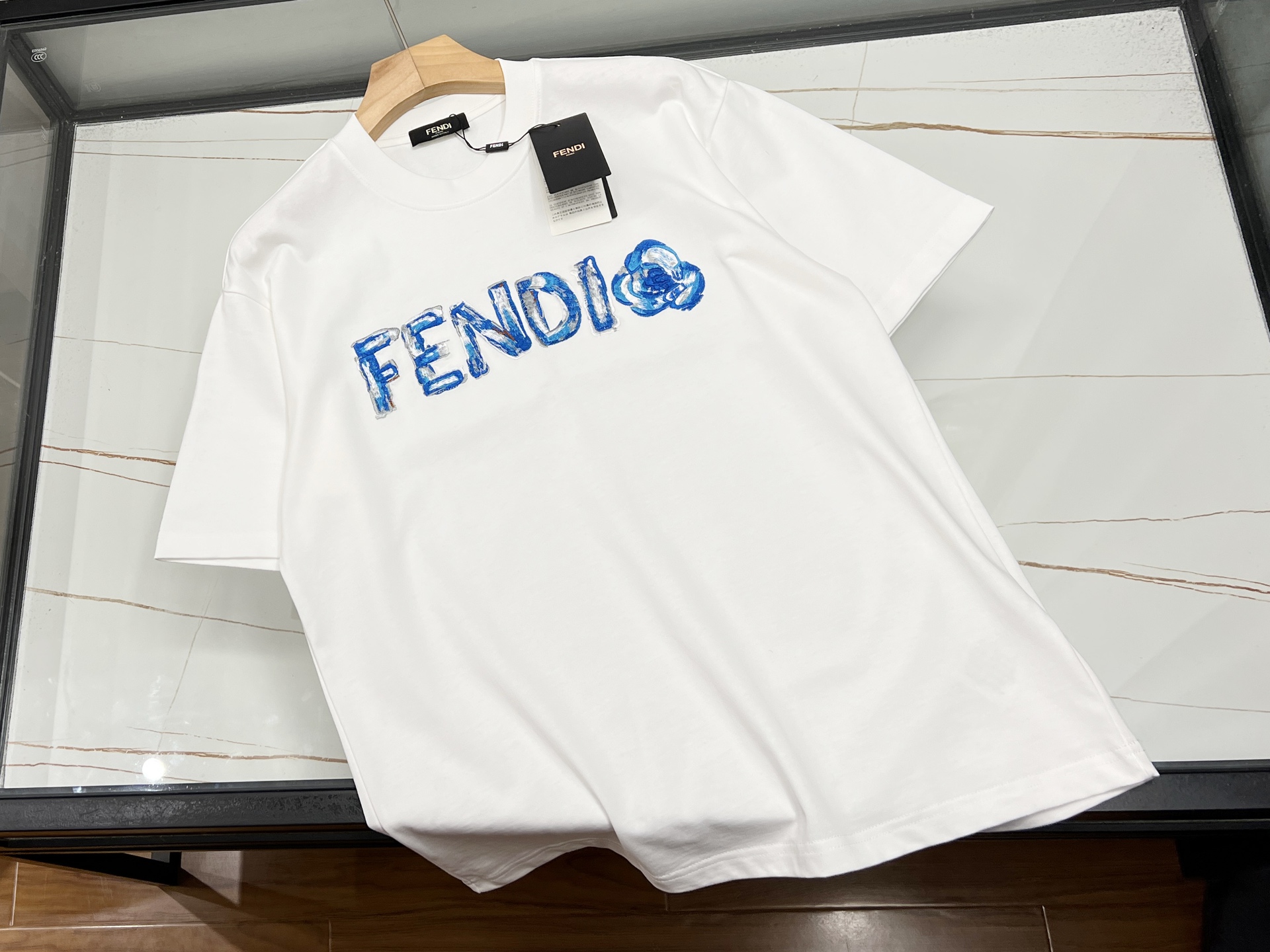 NO:776883,-26SS——Short sleeves with letter embroidery, a simple yet personalized fashion item. It is based on a solid color body and cleverly incorporates exquisite letter embroidery elements, which may be playful or cute, or retro and artistic, adding a unique highlight to the overall look. The embroidery process is exquisite and the letter lines are smooth, highlighting the sense of quality and artistic atmosphere. None  Whether worn with jeans for a casual look or with a skirt for a sweet and fresh look, you can easily control it. It is not only a versatile choice for daily travel, but also a fashion statement to express your attitude. Wearing it will make you stand out from the crowd and become a beautiful scenery on the street, showing your youthful vitality and unique charm.  Ready for sale in two colors S-XL, Fendi-clothing, fendi, skirts, jeans, T-shirt,19860909-26SS———字母刺绣短袖,简约而不失个性的时尚单品.它以纯色衣身为基底,巧妙融入精致字母刺绣元素,或俏皮可爱,或复古文艺,为整体造型增添一抹独特亮点.刺绣工艺细腻,字母线条流畅,彰显品质感与艺术气息.无论是搭配牛仔裤,展现休闲随性；还是配半身裙,演绎甜美清新,都能轻松驾驭.它不仅是日常出行的百搭之选,更是表达自我态度的时尚宣言.穿上它,让你在人群中脱颖而出,成为街头一道亮丽的风景线,尽显青春活力与独特魅力. 现货发售二色S-XL,芬迪-服装,fendi,skirts,jeans,T-shirt,,Women's clothing