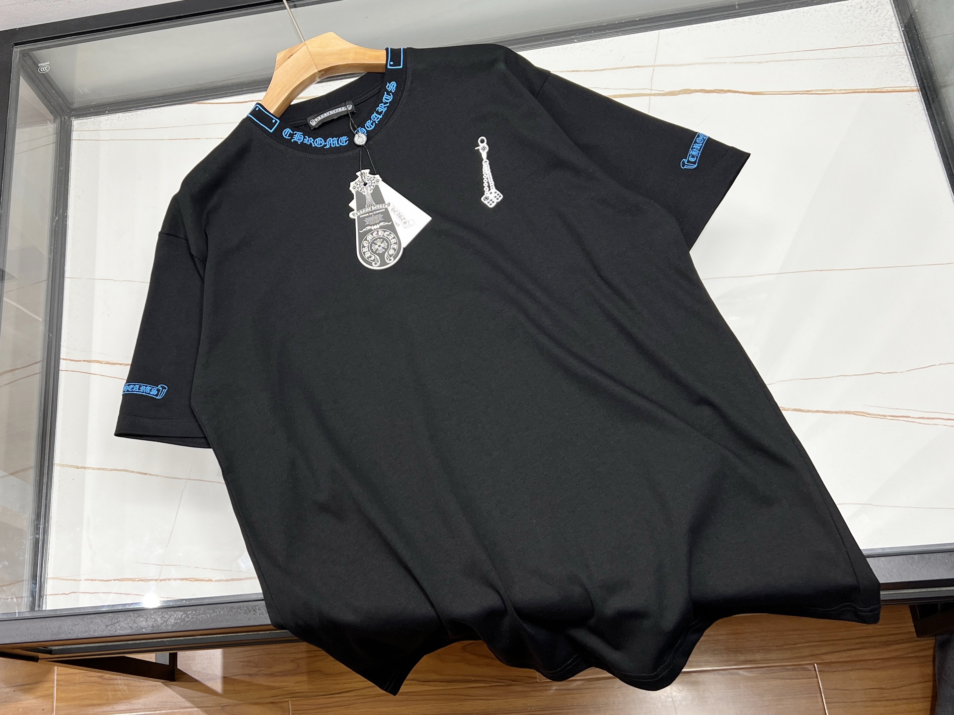 NO:776875,-26SS - simple short sleeves with letters, a classic choice in the fashion industry. It outlines the trendy outline with simple lines and is cleverly embellished with letter elements, which is not ostentatious but shows personality. Pure cotton fabric, soft and skin-friendly, breathable and sweat-absorbent, comfortable to wear. Loose version, not picky about your figure, can be easily worn with jeans or casual pants  , showing a casual and free temperament. Whether it is daily outings, gatherings with friends, or sports and fitness, this simple short-sleeved lettered shirt is your ideal companion. With its simple yet stylish design, it makes you stand out from the crowd and becomes a beautiful landscape. Choosing it means choosing a simple, comfortable, and fashionable lifestyle.  Ready-made two-color S-XL, chrome hearts-clothing, chrome hearts, jeans, T-shirt,19860909-26SS——字母简约短袖,时尚界的经典之选.它以简洁的线条勾勒出潮流轮廓,字母元素巧妙点缀,既不张扬又彰显个性.纯棉面料,柔软亲肤,透气吸汗,穿着舒适自在.宽松版型,不挑身材,无论是搭配牛仔裤还是休闲裤,都能轻松驾驭,展现出随性洒脱的气质.无论是日常出街、朋友聚会还是运动健身,这件字母简约短袖都是你的理想伴侣.它以其简约而不失时尚的设计,让你在人群中脱颖而出,成为一道亮丽的风景线.选择它,就是选择了一种简约、舒适、时尚的生活方式. 现货发货二色S-XL,克罗心-服装,chrome hearts,jeans,T-shirt,,Women's clothing