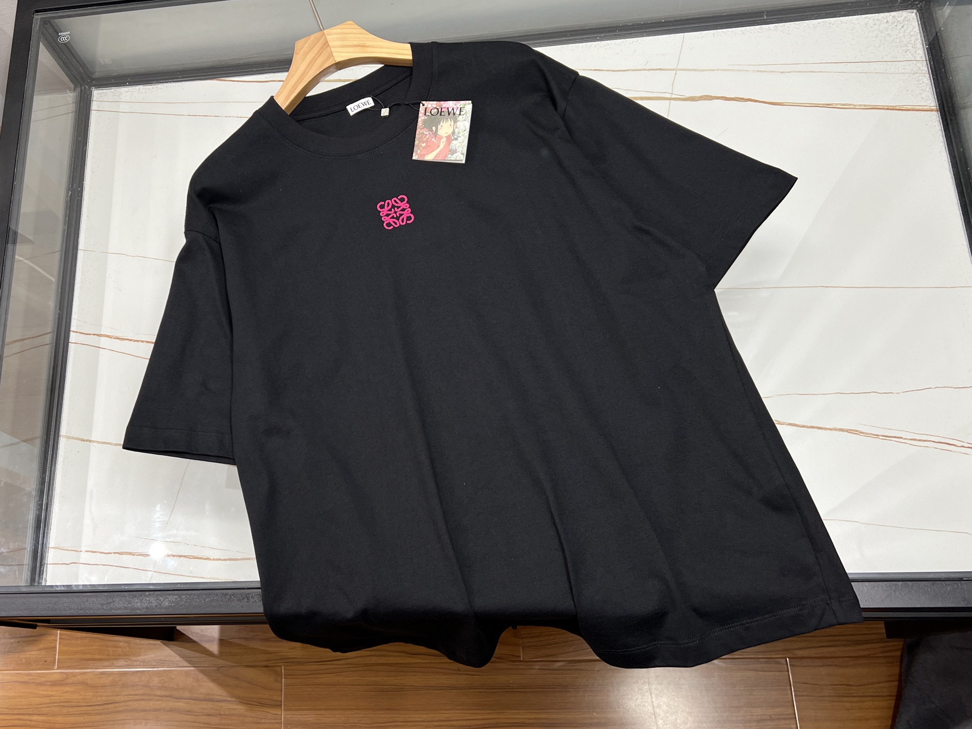 NO:776867,-26SS - simple short sleeves with letters, a classic choice in the fashion industry. It outlines the trendy outline with simple lines and is cleverly embellished with letter elements, which is not ostentatious but shows personality. Pure cotton fabric, soft and skin-friendly, breathable and sweat-absorbent, comfortable to wear. Loose version, not picky about your figure, can be easily worn with jeans or casual pants  , showing a casual and free temperament. Whether it is daily outings, gatherings with friends, or sports and fitness, this simple short-sleeved lettered shirt is your ideal companion. With its simple yet stylish design, it makes you stand out from the crowd and becomes a beautiful landscape. Choosing it means choosing a simple, comfortable, and fashionable lifestyle.  Ready-made two-color S-XL, Loewe-clothing, loewe, jeans, T-shirt,19860909-26SS——字母简约短袖,时尚界的经典之选.它以简洁的线条勾勒出潮流轮廓,字母元素巧妙点缀,既不张扬又彰显个性.纯棉面料,柔软亲肤,透气吸汗,穿着舒适自在.宽松版型,不挑身材,无论是搭配牛仔裤还是休闲裤,都能轻松驾驭,展现出随性洒脱的气质.无论是日常出街、朋友聚会还是运动健身,这件字母简约短袖都是你的理想伴侣.它以其简约而不失时尚的设计,让你在人群中脱颖而出,成为一道亮丽的风景线.选择它,就是选择了一种简约、舒适、时尚的生活方式. 现货发货二色S-XL,罗意威-服装,loewe,jeans,T-shirt,,Women's clothing