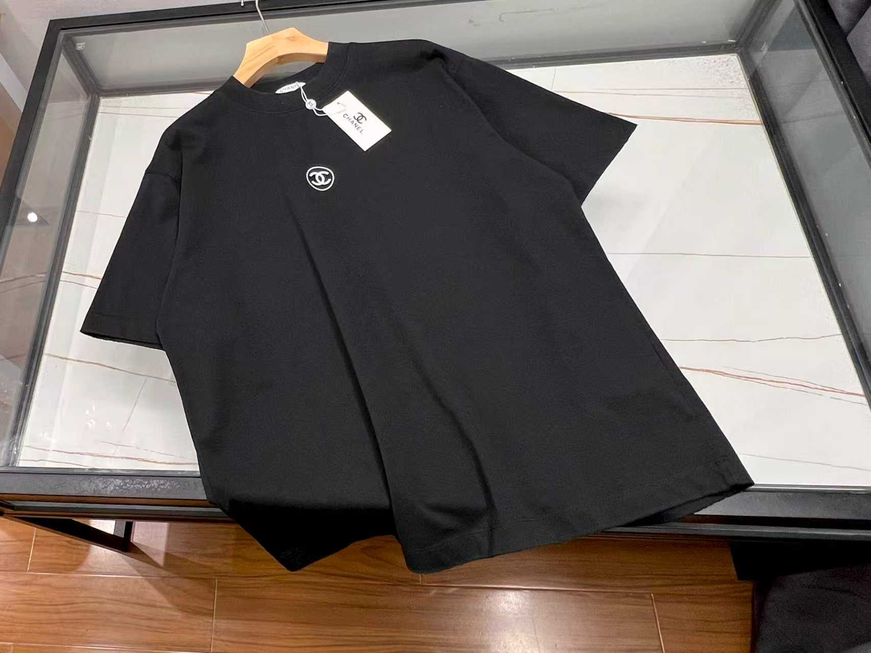 NO:776859,-26SS—Xiaoxiang-style micro-embroidered short-sleeves have become a bright spot in the fashion industry with their unique charm and exquisite craftsmanship. This short-sleeves are made of high-quality fabrics, which are soft and comfortable to the touch and have good breathability. They can bring a cool wearing experience even in the hot summer. The highlight of its design is the micro-embroidery elements, and the delicate stitches outline exquisite patterns, which not only retains the classic charm of Xiaoxiang style, but also adds a bit of modern fashion.  The short sleeves are well-tailored, can well modify the body shape, and show the elegance of women. Whether paired with high-waisted pants or a skirt, it can easily handle various occasions and make you stand out from the crowd. In addition, this short-sleeved shirt also pays great attention to details. From the collar to the cuffs, every part has been carefully polished to ensure excellent overall quality. In short, this small embroidered short-sleeved shirt is a choice you cannot miss if you pursue quality and fashion.  Ready for sale black/white XS-S-M-L, Chanel-clothing, chanel, skirts, T-shirt,19860909-26SS—小香风格的微绣花短袖,以其独特的韵味与精致工艺,成为了时尚界的一抹亮色.这款短袖采用了高品质的面料,触感柔软舒适,透气性好,即便在炎炎夏日也能带来清凉的穿着体验.其设计亮点在于微绣花元素,细腻的针脚勾勒出精美的图案,既保留了小香风格的经典韵味,又增添了几分现代时尚感.短袖的剪裁合体,能够很好地修饰身形,展现出女性的优雅气质.无论是搭配高腰裤还是半身裙,都能轻松驾驭各种场合,让你在人群中脱颖而出.此外,这款短袖还非常注重细节处理,从领口到袖口,每一处都经过精心打磨,确保整体品质的卓越.总之,这款小香微绣花短袖,是追求品质与时尚的你不容错过的选择. 现货发售黑色/白色XS-S-M- L,香奈儿-服装,chanel,skirts,T-shirt,,Women's clothing