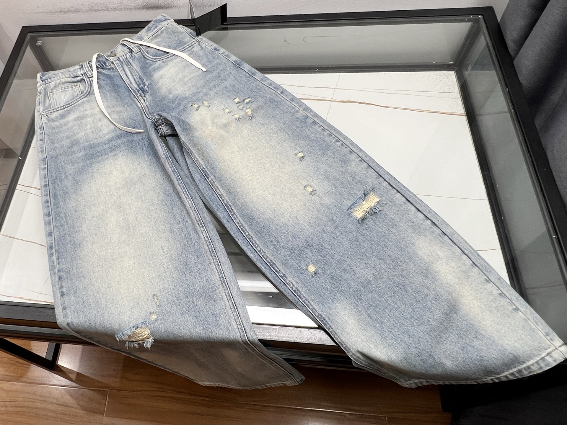 NO:776843,-26SS——These wide-leg frayed washed jeans are the perfect fusion of fashion and retro. The wide-leg design is loose and comfortable, cleverly modifying the leg shape, showing free and easy. The trousers adopt a unique washing process, showing a natural and layered tone, creating a retro atmosphere. The frayed details are even more  The finishing touch is to carefully create holes in the knees, trouser legs and other parts, adding a bit of uninhibitedness and personality. Whether paired with a simple T-shirt to create a casual daily style; or paired with a slim-fitting shirt to create a smart and fashionable style, it can be easily controlled, making you stand out from the crowd and become the focus of attention on the street.  Available now for sale in aqua blue XS-S-M-L, Givenchy-clothing, givenchy, jeans, shirts, tees, t-shirt,19860909-26SS——这款阔腿磨烂水洗牛仔裤,是时尚与复古的完美融合.阔腿版型设计,宽松舒适,巧妙修饰腿型,尽显洒脱随性.裤身采用独特的水洗工艺,呈现出自然且富有层次感的色调,营造出复古氛围.而磨烂细节更是点睛之笔,在膝盖、裤脚等部位精心打造出破洞效果,增添了几分不羁与个性.无论是搭配简约T恤,打造休闲日常风；还是配上修身衬衫,塑造干练时尚范,它都能轻松驾驭,让你在人群中脱颖而出,成为街头瞩目的焦点. 现货发售水蓝XS-S-M-L,纪梵希-服装,givenchy,jeans,shirts,tees，t-shirt,,Women's clothing