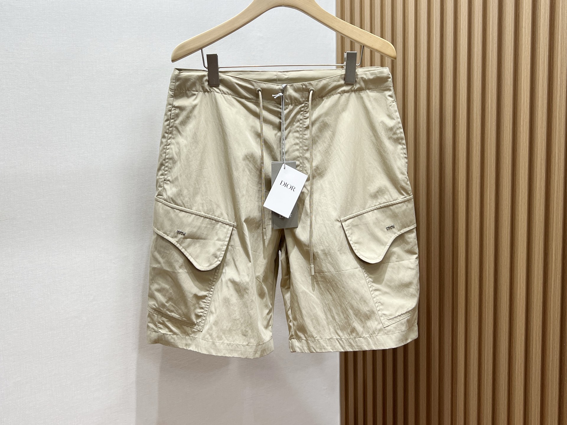 NO:777525,-26SS————Pocket quick-drying pocket casual pants, a must-have item for summer travel!  It uses high-tech quick-drying fabric, which can quickly absorb and evaporate sweat, keeping the body dry and comfortable, and you can enjoy coolness even in the hot summer. The trousers are designed with multiple practical pockets, which are convenient for storing mobile phones, wallets and other small items, allowing your hands to be completely freed. The mid-length trousers are tailored to fit and are not too big.  It is not tight but not bloated, showing a casual yet fashionable style. Whether it is outdoor sports, daily travel or casual gatherings, it can be easily controlled, making you confident in any occasion. Choose these quick-drying pocket casual pants to make your summer life more convenient, comfortable and colorful!  Available now in apricot/black S-XL, Dior-clothing, dior, wallets,19860909-26SS———口袋速干口袋休闲中裤,夏日出行必备神器！它采用高科技速干面料,能迅速吸收并挥发汗水,保持身体干爽舒适,即使炎炎夏日也能畅享清凉.裤身设计有多个实用口袋,方便存放手机、钱包等小物件,让你的双手彻底解放.中裤版型剪裁合身,既不过于紧绷也不显臃肿,展现出休闲而不失时尚的风格.无论是户外运动、日常出行还是休闲聚会,它都能轻松驾驭,让你在任何场合都能自信满满.选择这款速干口袋休闲中裤,让你的夏日生活更加便捷、舒适与多彩！ 现货发售杏色/黑色S-XL,迪奥-服装,dior,wallets,,Women's clothing