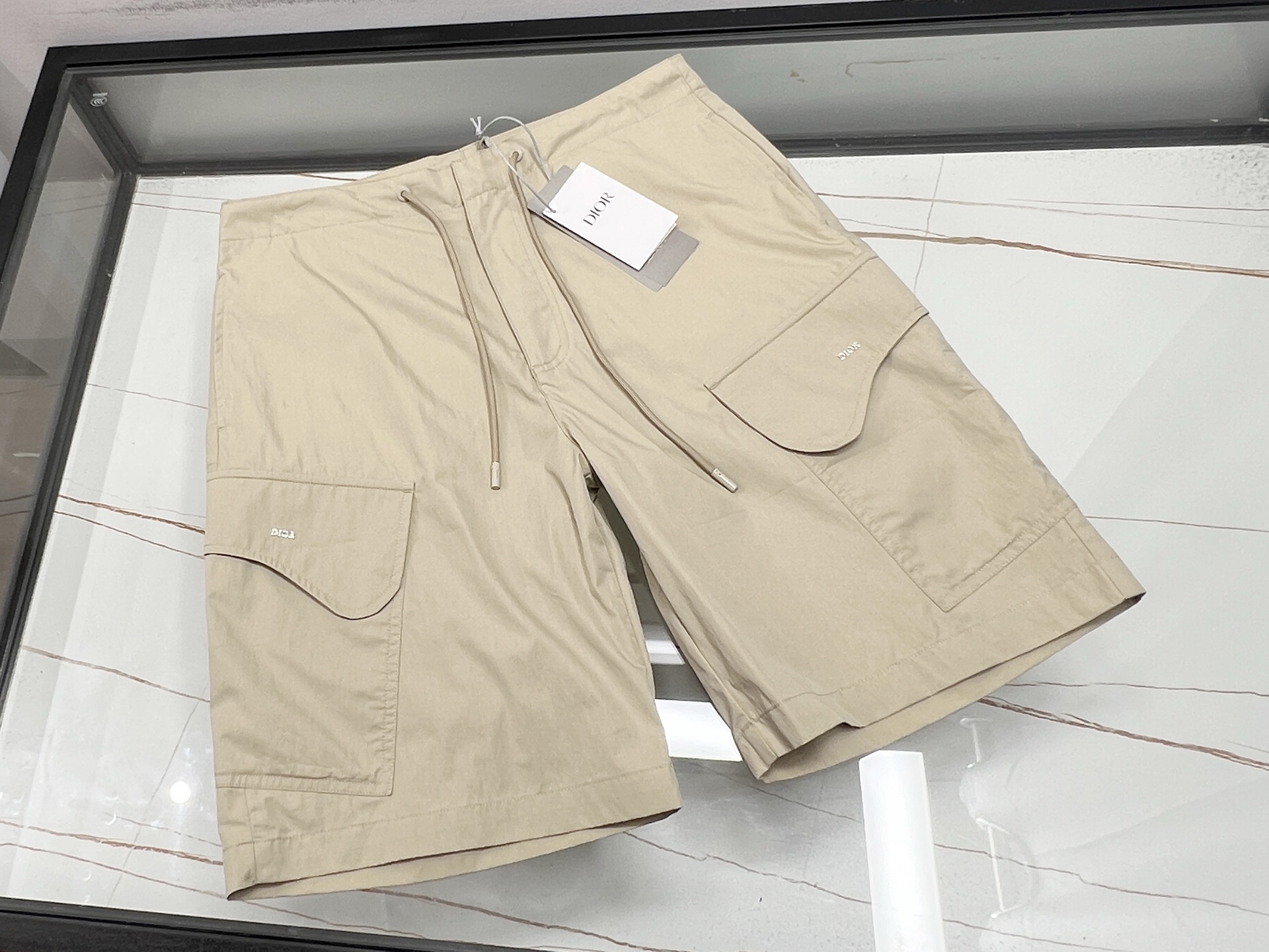 NO:777533,-26SS————Pocket quick-drying pocket casual pants, a must-have item for summer travel!  It uses high-tech quick-drying fabric, which can quickly absorb and evaporate sweat, keeping the body dry and comfortable, and you can enjoy coolness even in the hot summer. The trousers are designed with multiple practical pockets, which are convenient for storing mobile phones, wallets and other small items, allowing your hands to be completely freed. The mid-length trousers are tailored to fit and are not too big.  It is not tight but not bloated, showing a casual yet fashionable style. Whether it is outdoor sports, daily travel or casual gatherings, it can be easily controlled, making you confident in any occasion. Choose these quick-drying pocket casual pants to make your summer life more convenient, comfortable and colorful!  Available now in apricot/black S-XL, Dior-clothing, dior, wallets,19860909-26SS———口袋速干口袋休闲中裤,夏日出行必备神器！它采用高科技速干面料,能迅速吸收并挥发汗水,保持身体干爽舒适,即使炎炎夏日也能畅享清凉.裤身设计有多个实用口袋,方便存放手机、钱包等小物件,让你的双手彻底解放.中裤版型剪裁合身,既不过于紧绷也不显臃肿,展现出休闲而不失时尚的风格.无论是户外运动、日常出行还是休闲聚会,它都能轻松驾驭,让你在任何场合都能自信满满.选择这款速干口袋休闲中裤,让你的夏日生活更加便捷、舒适与多彩！ 现货发售杏色/黑色S-XL,迪奥-服装,dior,wallets,,Women's clothing