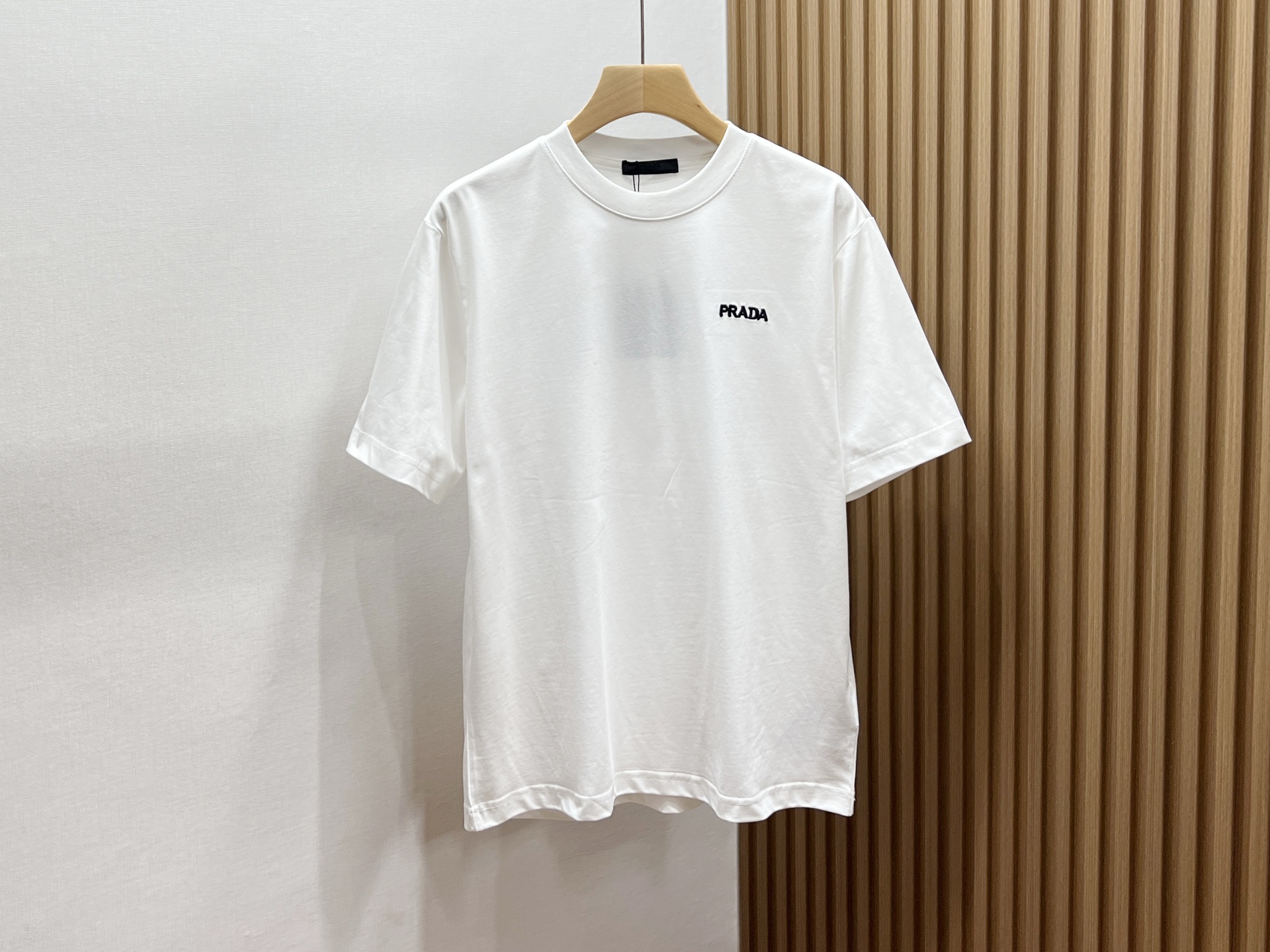 NO:777616,-26SS——The short sleeves with flocked letters on the chest are an excellent choice for casual fashion. This short sleeves with flocked letters on the chest is a casual and fashionable short sleeve, which is definitely a treasure item in the wardrobe. Its unique feature is the design of flocked letters on the chest, which is full of three-dimensionality and soft to the touch. It not only adds exquisite details to the whole, but also shows your personality and attitude.  The short-sleeved style is loose and comfortable, allowing you to move freely without restraints. It can be easily controlled whether it is daily outings, sports and fitness, or leisure at home. The fabric is skin-friendly and breathable, and can keep you fresh even in the hot summer. The classic and versatile color can be worn with jeans, sports pants or short skirts without any pressure, and you can easily create a variety of styles. Owning it will make you stand out from the crowd and show your unique casual fashion charm.  Ready-made two-color S-XL, Prada-clothing, prada, skirts, jeans, T-shirt,19860909-26SS——胸前植绒字母短袖休闲时尚的绝佳之选 这款胸前植绒字母休闲时尚短袖,绝对是衣橱里的宝藏单品.其独特之处在于胸前的植绒字母设计,立体感十足,触感柔软,不仅为整体增添了精致细节,更彰显出个性态度. 短袖版型宽松舒适,活动自如无束缚,无论是日常出街、运动健身还是居家休闲,都能轻松驾驭.面料亲肤透气,即使在炎炎夏日,也能保持清爽.经典百搭的色调,搭配牛仔裤、运动裤或是短裙都毫无压力,轻松打造出多种风格造型.拥有它,让你在人群中脱颖而出,展现独特的休闲时尚魅力. 现货发货二色S-XL,普拉达-服装,prada,skirts,jeans,T-shirt,,Women's clothing