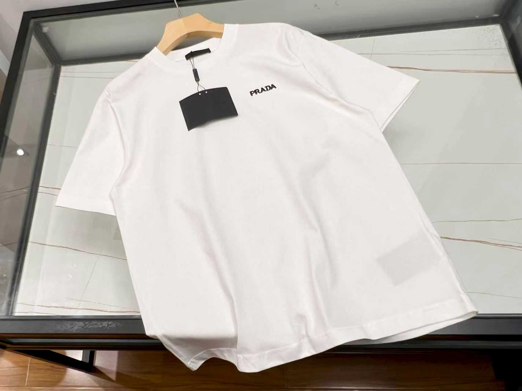 NO:777624,-26SS——The short sleeves with flocked letters on the chest are an excellent choice for casual fashion. This short sleeves with flocked letters on the chest is a casual and fashionable short sleeve, which is definitely a treasure item in the wardrobe. Its unique feature is the design of flocked letters on the chest, which is full of three-dimensionality and soft to the touch. It not only adds exquisite details to the whole, but also shows your personality and attitude.  The short-sleeved style is loose and comfortable, allowing you to move freely without restraints. It can be easily controlled whether it is daily outings, sports and fitness, or leisure at home. The fabric is skin-friendly and breathable, and can keep you fresh even in the hot summer. The classic and versatile color can be worn with jeans, sports pants or short skirts without any pressure, and you can easily create a variety of styles. Owning it will make you stand out from the crowd and show your unique casual fashion charm.  Ready-made two-color S-XL, Prada-clothing, prada, skirts, jeans, T-shirt,19860909-26SS——胸前植绒字母短袖休闲时尚的绝佳之选 这款胸前植绒字母休闲时尚短袖,绝对是衣橱里的宝藏单品.其独特之处在于胸前的植绒字母设计,立体感十足,触感柔软,不仅为整体增添了精致细节,更彰显出个性态度. 短袖版型宽松舒适,活动自如无束缚,无论是日常出街、运动健身还是居家休闲,都能轻松驾驭.面料亲肤透气,即使在炎炎夏日,也能保持清爽.经典百搭的色调,搭配牛仔裤、运动裤或是短裙都毫无压力,轻松打造出多种风格造型.拥有它,让你在人群中脱颖而出,展现独特的休闲时尚魅力. 现货发货二色S-XL,普拉达-服装,prada,skirts,jeans,T-shirt,,Women's clothing