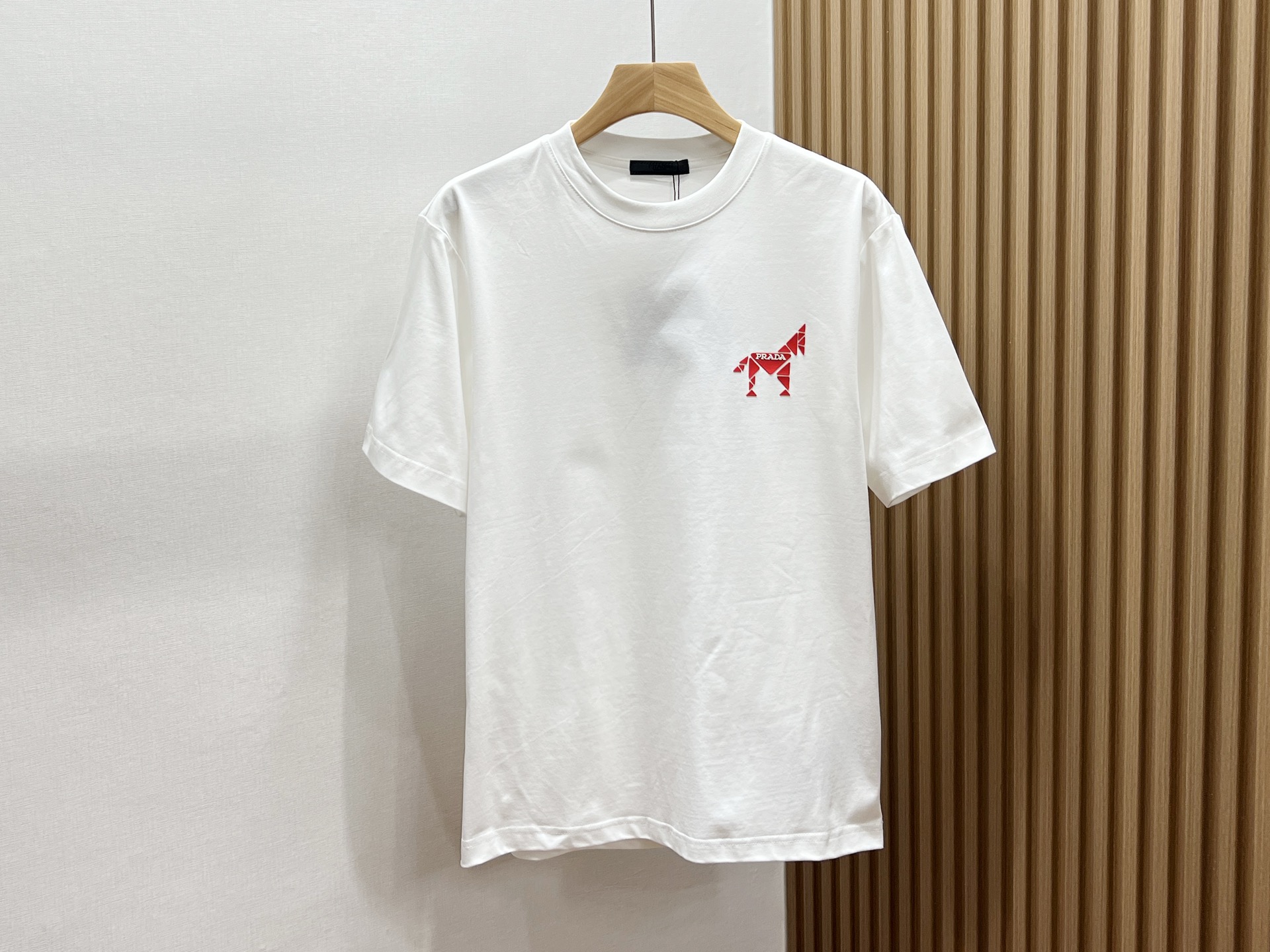 NO:777600,-26SS - Printed horse logo on the chest, unlocking new fashion and leisure styles. This short-sleeved shirt is definitely a treasure in the fashion and leisure world!  The eye-catching horse logo print on the chest has smooth and artistic lines, which seems to instantly freeze the agility and vitality of the horse, adding a unique personality charm to the overall look. The fabric is soft and skin-friendly, and has excellent breathability, which can keep you dry and comfortable even in the hot summer. The loose-fitting design is not flattering on your figure, so there is no pressure whether you wear it alone or with a jacket.  Whether you are shopping with friends, outdoor sports, or daily commuting, it can easily adapt to various occasions. Paired with jeans, it is casual and casual; paired with sports pants, it is full of energy. Put it on and instantly become the focus of the street, showing your unique taste and fashion attitude!  Available now in three colors M-XXXL, Prada-clothing, prada, jeans, jackets & coats, T-shirt,19860909-26SS——胸前印花马标志,解锁时尚休闲新风尚这款短袖绝对是时尚休闲界的宝藏单品！胸前醒目的马标志印花,线条流畅且富有艺术感,仿佛将骏马的灵动与活力瞬间定格,为整体造型增添了独特的个性魅力. 面料亲肤柔软,透气性绝佳,即使在炎炎夏日,也能让你时刻保持干爽舒适.宽松的版型设计,不挑身材,无论是单穿还是搭配外套都毫无压力. 无论是与朋友逛街、户外运动,还是日常通勤,它都能轻松适配各种场合.搭配牛仔裤,休闲随性；搭配运动裤,活力满满.穿上它,瞬间成为街头焦点,展现你的独特品味与时尚态度！ 现货发售三色M-XXXL,普拉达-服装,prada,jeans,jackets & coats,T-shirt,,Women's clothing