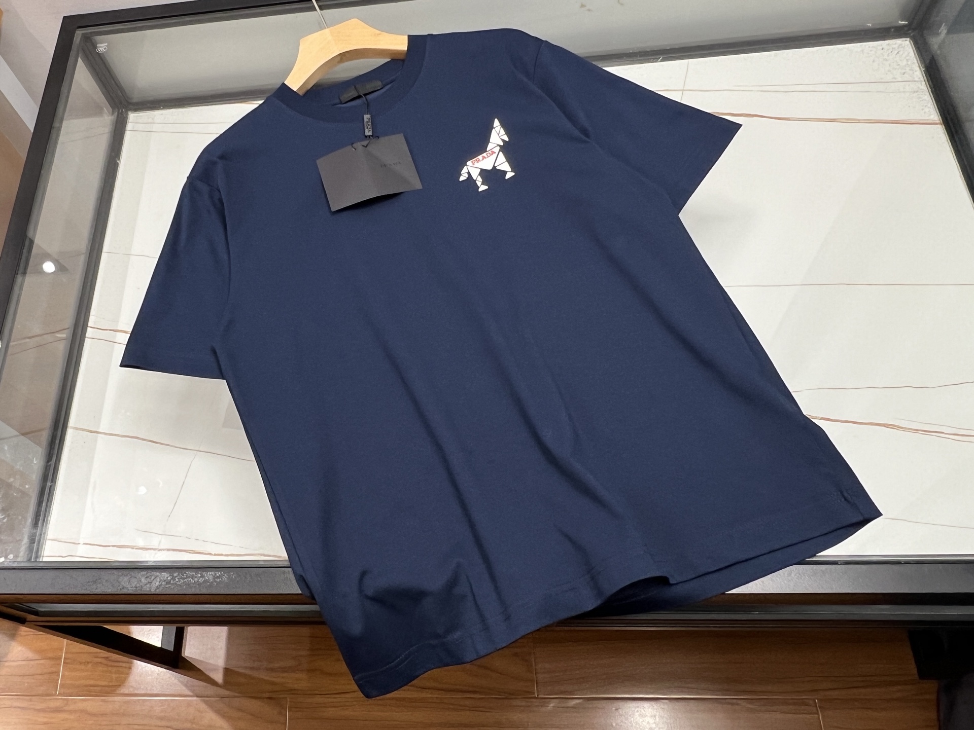 NO:777608,-26SS - Printed horse logo on the chest, unlocking new fashion and leisure styles. This short-sleeved shirt is definitely a treasure in the fashion and leisure world!  The eye-catching horse logo print on the chest has smooth and artistic lines, which seems to instantly freeze the agility and vitality of the horse, adding a unique personality charm to the overall look. The fabric is soft and skin-friendly, and has excellent breathability, which can keep you dry and comfortable even in the hot summer. The loose-fitting design is not flattering on your figure, so there is no pressure whether you wear it alone or with a jacket.  Whether you are shopping with friends, outdoor sports, or daily commuting, it can easily adapt to various occasions. Paired with jeans, it is casual and casual; paired with sports pants, it is full of energy. Put it on and instantly become the focus of the street, showing your unique taste and fashion attitude!  Available now in three colors M-XXXL, Prada-clothing, prada, jeans, jackets & coats, T-shirt,19860909-26SS——胸前印花马标志,解锁时尚休闲新风尚这款短袖绝对是时尚休闲界的宝藏单品！胸前醒目的马标志印花,线条流畅且富有艺术感,仿佛将骏马的灵动与活力瞬间定格,为整体造型增添了独特的个性魅力. 面料亲肤柔软,透气性绝佳,即使在炎炎夏日,也能让你时刻保持干爽舒适.宽松的版型设计,不挑身材,无论是单穿还是搭配外套都毫无压力. 无论是与朋友逛街、户外运动,还是日常通勤,它都能轻松适配各种场合.搭配牛仔裤,休闲随性；搭配运动裤,活力满满.穿上它,瞬间成为街头焦点,展现你的独特品味与时尚态度！ 现货发售三色M-XXXL,普拉达-服装,prada,jeans,jackets & coats,T-shirt,,Women's clothing