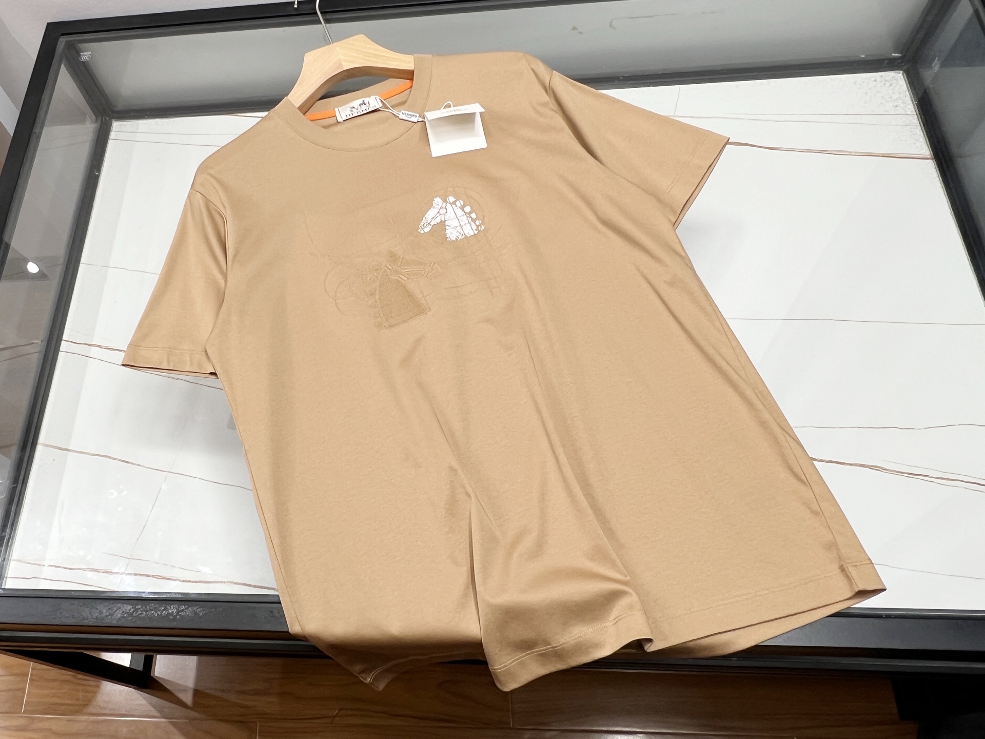 NO:777582,-26SS——H printed horse logo on the chest, unlocking new fashion and leisure trends. This short-sleeved shirt is definitely a treasure in the fashion and leisure world!  The eye-catching horse logo print on the chest has smooth and artistic lines, which seems to instantly freeze the agility and vitality of the horse, adding a unique personality charm to the overall look. The fabric is soft and skin-friendly, and has excellent breathability, which can keep you dry and comfortable even in the hot summer. The loose-fitting design is not flattering on your figure, so there is no pressure whether you wear it alone or with a jacket.  Whether you are shopping with friends, outdoor sports, or daily commuting, it can easily adapt to various occasions. Paired with jeans, it is casual and casual; paired with sports pants, it is full of energy. Put it on and instantly become the focus of the street, showing your unique taste and fashion attitude!  Ready for sale in three colors M-XXXL, Hermès-clothing, hermes, jeans, jackets & coats, T-shirt,19860909-26SS——H胸前印花马标志,解锁时尚休闲新风尚这款短袖绝对是时尚休闲界的宝藏单品！胸前醒目的马标志印花,线条流畅且富有艺术感,仿佛将骏马的灵动与活力瞬间定格,为整体造型增添了独特的个性魅力. 面料亲肤柔软,透气性绝佳,即使在炎炎夏日,也能让你时刻保持干爽舒适.宽松的版型设计,不挑身材,无论是单穿还是搭配外套都毫无压力. 无论是与朋友逛街、户外运动,还是日常通勤,它都能轻松适配各种场合.搭配牛仔裤,休闲随性；搭配运动裤,活力满满.穿上它,瞬间成为街头焦点,展现你的独特品味与时尚态度！ 现货发售三色M-XXXL,爱马仕-服装,hermes,jeans,jackets & coats,T-shirt,,Women's clothing