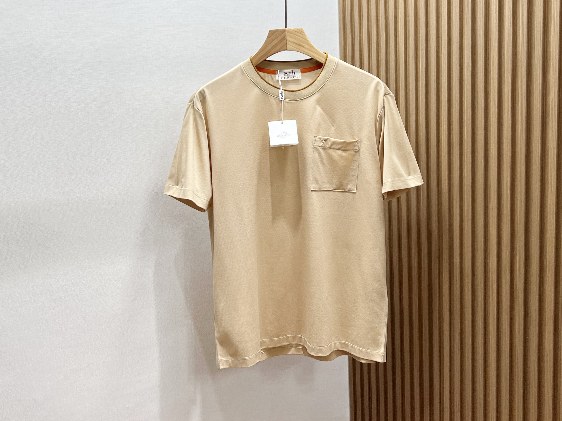 NO:777546,-26SS——H chest pocket with classic horse logo, unlocking new fashion and leisure styles. This short-sleeved shirt is definitely a treasure in the fashion and leisure world!  The eye-catching horse logo print on the chest has smooth and artistic lines, which seems to instantly freeze the agility and vitality of the horse, adding a unique personality charm to the overall look. The fabric is soft and skin-friendly, and has excellent breathability, which can keep you dry and comfortable even in the hot summer. The loose-fitting design is not flattering on your figure, so there is no pressure whether you wear it alone or with a jacket.  Whether you are shopping with friends, outdoor sports, or daily commuting, it can easily adapt to various occasions. Paired with jeans, it is casual and casual; paired with sports pants, it is full of energy. Put it on and instantly become the focus of the street, showing your unique taste and fashion attitude!  Ready for sale in three colors M-XXXL, Hermès-clothing, hermes, jeans, jackets & coats, T-shirt,19860909-26SS——H胸前口袋经典马标志,解锁时尚休闲新风尚这款短袖绝对是时尚休闲界的宝藏单品！胸前醒目的马标志印花,线条流畅且富有艺术感,仿佛将骏马的灵动与活力瞬间定格,为整体造型增添了独特的个性魅力. 面料亲肤柔软,透气性绝佳,即使在炎炎夏日,也能让你时刻保持干爽舒适.宽松的版型设计,不挑身材,无论是单穿还是搭配外套都毫无压力. 无论是与朋友逛街、户外运动,还是日常通勤,它都能轻松适配各种场合.搭配牛仔裤,休闲随性；搭配运动裤,活力满满.穿上它,瞬间成为街头焦点,展现你的独特品味与时尚态度！ 现货发售三色M-XXXL,爱马仕-服装,hermes,jeans,jackets & coats,T-shirt,,Women's clothing