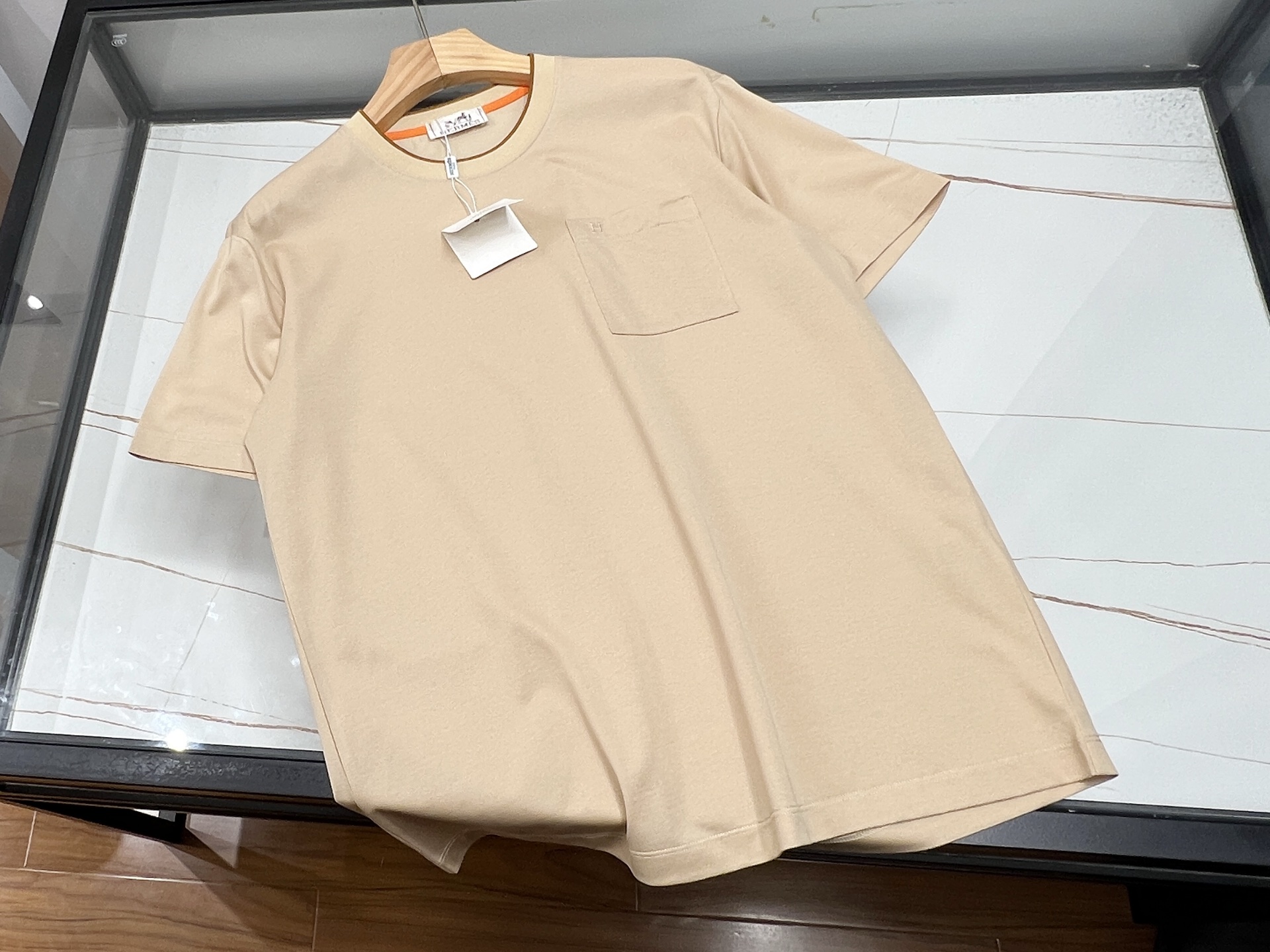 NO:777564,-26SS——H chest pocket with classic horse logo, unlocking new fashion and leisure styles. This short-sleeved shirt is definitely a treasure in the fashion and leisure world!  The eye-catching horse logo print on the chest has smooth and artistic lines, which seems to instantly freeze the agility and vitality of the horse, adding a unique personality charm to the overall look. The fabric is soft and skin-friendly, and has excellent breathability, which can keep you dry and comfortable even in the hot summer. The loose-fitting design is not flattering on your figure, so there is no pressure whether you wear it alone or with a jacket.  Whether you are shopping with friends, outdoor sports, or daily commuting, it can easily adapt to various occasions. Paired with jeans, it is casual and casual; paired with sports pants, it is full of energy. Put it on and instantly become the focus of the street, showing your unique taste and fashion attitude!  Ready for sale in three colors M-XXXL, Hermès-clothing, hermes, jeans, jackets & coats, T-shirt,19860909-26SS——H胸前口袋经典马标志,解锁时尚休闲新风尚这款短袖绝对是时尚休闲界的宝藏单品！胸前醒目的马标志印花,线条流畅且富有艺术感,仿佛将骏马的灵动与活力瞬间定格,为整体造型增添了独特的个性魅力. 面料亲肤柔软,透气性绝佳,即使在炎炎夏日,也能让你时刻保持干爽舒适.宽松的版型设计,不挑身材,无论是单穿还是搭配外套都毫无压力. 无论是与朋友逛街、户外运动,还是日常通勤,它都能轻松适配各种场合.搭配牛仔裤,休闲随性；搭配运动裤,活力满满.穿上它,瞬间成为街头焦点,展现你的独特品味与时尚态度！ 现货发售三色M-XXXL,爱马仕-服装,hermes,jeans,jackets & coats,T-shirt,,Women's clothing