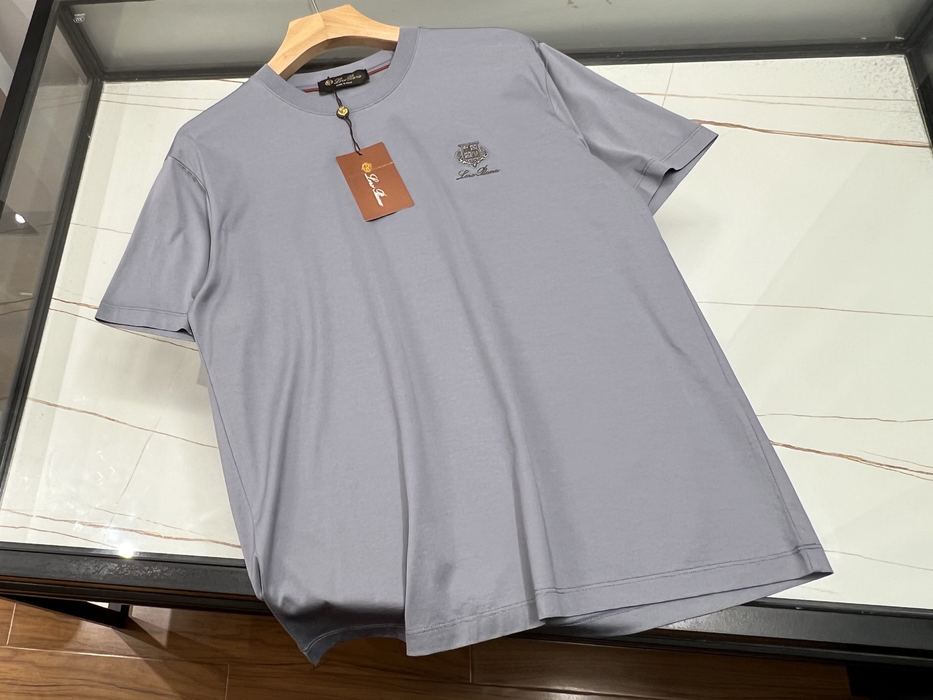 NO:777569,-26SS————LP chest micro-label short-sleeved shirt is the perfect fusion of leisure, speed and fashion. This short-sleeved shirt is definitely a must-have item for fashionistas!  The delicate micro-label pattern on the chest is simple yet individual, instantly adding highlights to the overall look and highlighting your unique taste. It focuses on casual style, with a loose fit without any sense of restraint, making it comfortable and casual. The fabric is breathable and skin-friendly, making it refreshing and not stuffy to wear in summer, keeping you comfortable at all times.  The design elements with a sense of speed are integrated into it, and the lines are smooth and neat, as if it has a sense of speed. Whether it is paired with jeans to show a casual and free style, or with sports pants to create a dynamic and sporty style, it can be easily controlled. Wear it and walk on the street, you will be the focus of fashion, the perfect combination of leisure and speed fashion!  Available now in 4 colors M-XXXL, men's clothing, loro piana, jeans, T-shirt,19860909-26SS———LP胸前微标图案短袖休闲速度时尚的完美融合 这款短袖绝对是时尚达人的必备单品！胸前精致的微标图案,简约却不失个性,瞬间为整体造型增添亮点,彰显独特品味. 它主打休闲风格,宽松版型穿着毫无束缚感,自在又随性.面料透气亲肤,夏日穿着清爽不闷热,让你时刻保持舒适. 速度感的设计元素融入其中,线条流畅利落,仿佛自带风驰电掣的动感.无论是搭配牛仔裤展现随性洒脱,还是配运动裤打造活力运动风,都能轻松驾驭.穿上它,走在街头,你就是时尚焦点,休闲与速度时尚完美结合！ 现货发售4色M-XXXL,男装,loro piana,jeans,T-shirt,,Women's clothing