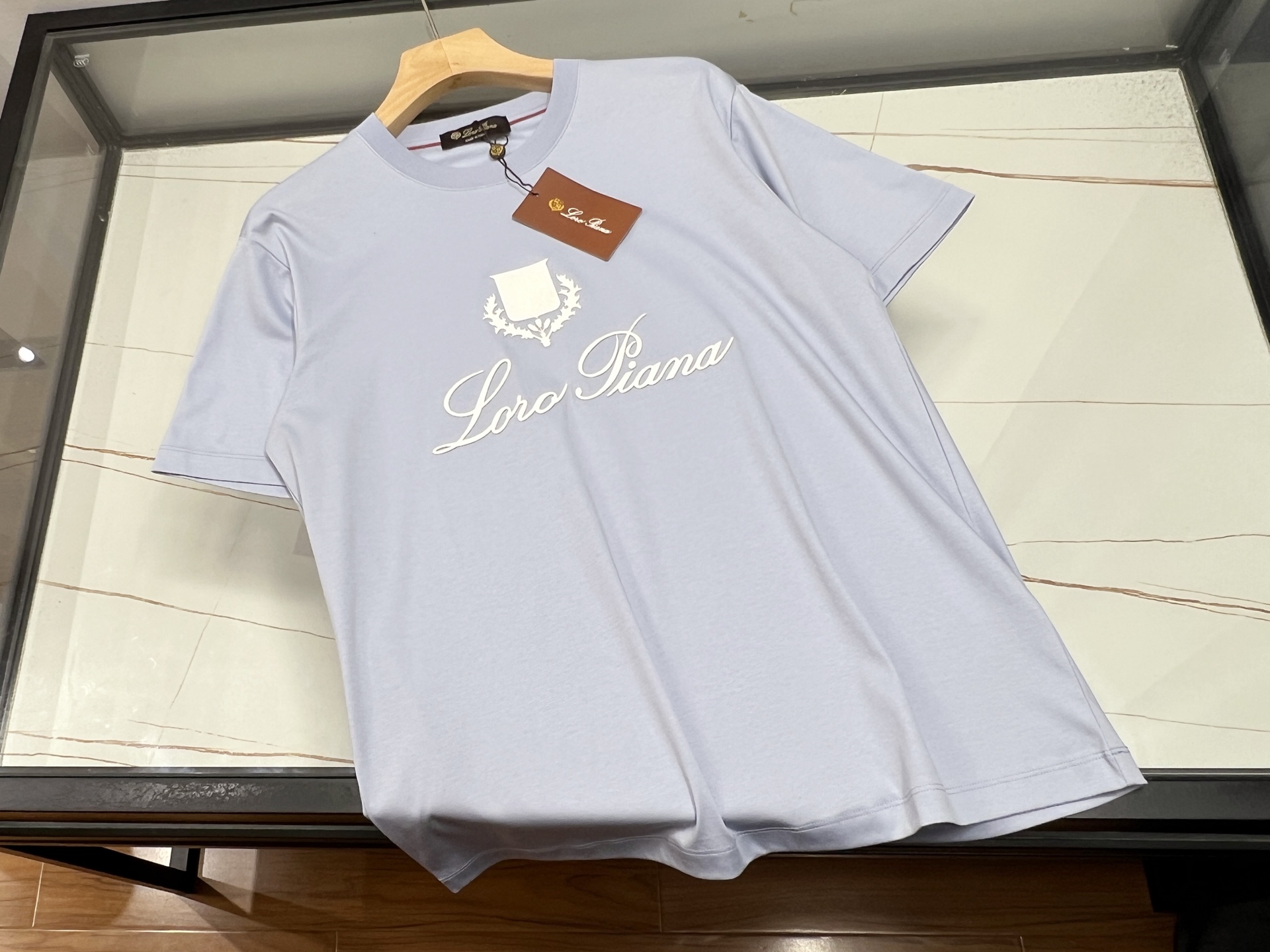 NO:777551,-26SS————LP chest micro-label short-sleeved shirt is the perfect fusion of leisure, speed and fashion. This short-sleeved shirt is definitely a must-have item for fashionistas!  The delicate micro-label pattern on the chest is simple yet individual, instantly adding highlights to the overall look and highlighting your unique taste. It focuses on casual style, with a loose fit without any sense of restraint, making it comfortable and casual. The fabric is breathable and skin-friendly, making it refreshing and not stuffy to wear in summer, keeping you comfortable at all times.  The design elements with a sense of speed are integrated into it, and the lines are smooth and neat, as if it has a sense of speed. Whether it is paired with jeans to show a casual and free style, or with sports pants to create a dynamic and sporty style, it can be easily controlled. Wear it and walk on the street, you will be the focus of fashion, the perfect combination of leisure and speed fashion!  Available now in 3 colors M-XXXL, men's clothing, loro piana, jeans, T-shirt,19860909-26SS———LP胸前微标图案短袖休闲速度时尚的完美融合 这款短袖绝对是时尚达人的必备单品！胸前精致的微标图案,简约却不失个性,瞬间为整体造型增添亮点,彰显独特品味. 它主打休闲风格,宽松版型穿着毫无束缚感,自在又随性.面料透气亲肤,夏日穿着清爽不闷热,让你时刻保持舒适. 速度感的设计元素融入其中,线条流畅利落,仿佛自带风驰电掣的动感.无论是搭配牛仔裤展现随性洒脱,还是配运动裤打造活力运动风,都能轻松驾驭.穿上它,走在街头,你就是时尚焦点,休闲与速度时尚完美结合！ 现货发售3色M-XXXL,男装,loro piana,jeans,T-shirt,,Women's clothing