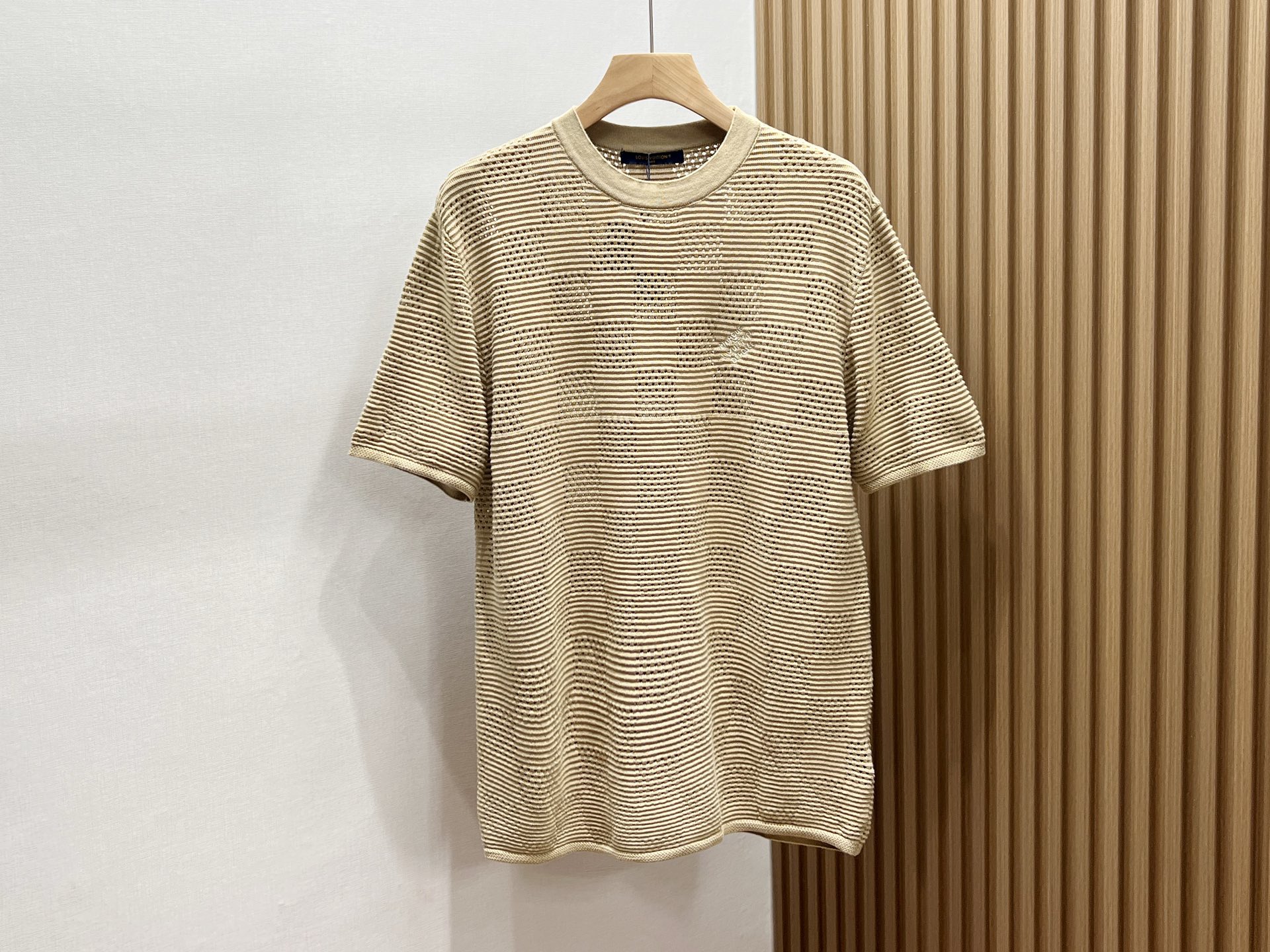 NO:777574,-26SS - Fashionable short sleeves with hollow letters, which perfectly combine personality and trend, becoming an eye-catching tool in this summer's wardrobe. Its uniqueness lies in the clever use of hollowing technology to outline the letter pattern on the front side of the body or the cuffs, which not only retains the refreshing comfort of the short sleeves, but also adds a bit of mystery and unruliness. These letters are either simple and elegant, or complex and exquisite, forming a clever contrast with the color of the clothes, making it unforgettable at a glance.  Wearing it, you can easily become the center of attention whether you are walking on the street or attending a party. Paired with jeans, it is simple yet fashionable; paired with a short skirt, it is more playful and cute. Fashionable short sleeves with hollow letters are not only a piece of clothing, but also a statement of personality, allowing you to show a unique fashion attitude in the hot summer. Available in stock in two colors S-XL, Louis Vuitton-clothing, louis vuitton, skirts, jeans, T-shirt,19860909-26SS——镂空字母时尚短袖,将个性与潮流完美融合,成为今夏衣橱里的吸睛利器.其独特之处在于,巧妙运用镂空工艺,在衣身前侧或袖口处勾勒出字母图案,既保留了短袖的清爽舒适,又增添了几分神秘与不羁.这些字母或简约大气,或繁复精致,与衣身色彩形成巧妙对比,让人一眼难忘. 穿上它,无论是漫步街头还是参加聚会,都能轻松成为焦点.搭配牛仔裤,简约而不失时尚感；配以短裙,则更显俏皮可爱.镂空字母时尚短袖,不仅是一件衣物,更是个性的宣言,让你在炎炎夏日中,也能展现出独一无二的时尚态度. 现货发售二色S-XL,路易威登-服装,louis vuitton,skirts,jeans,T-shirt,,Women's clothing