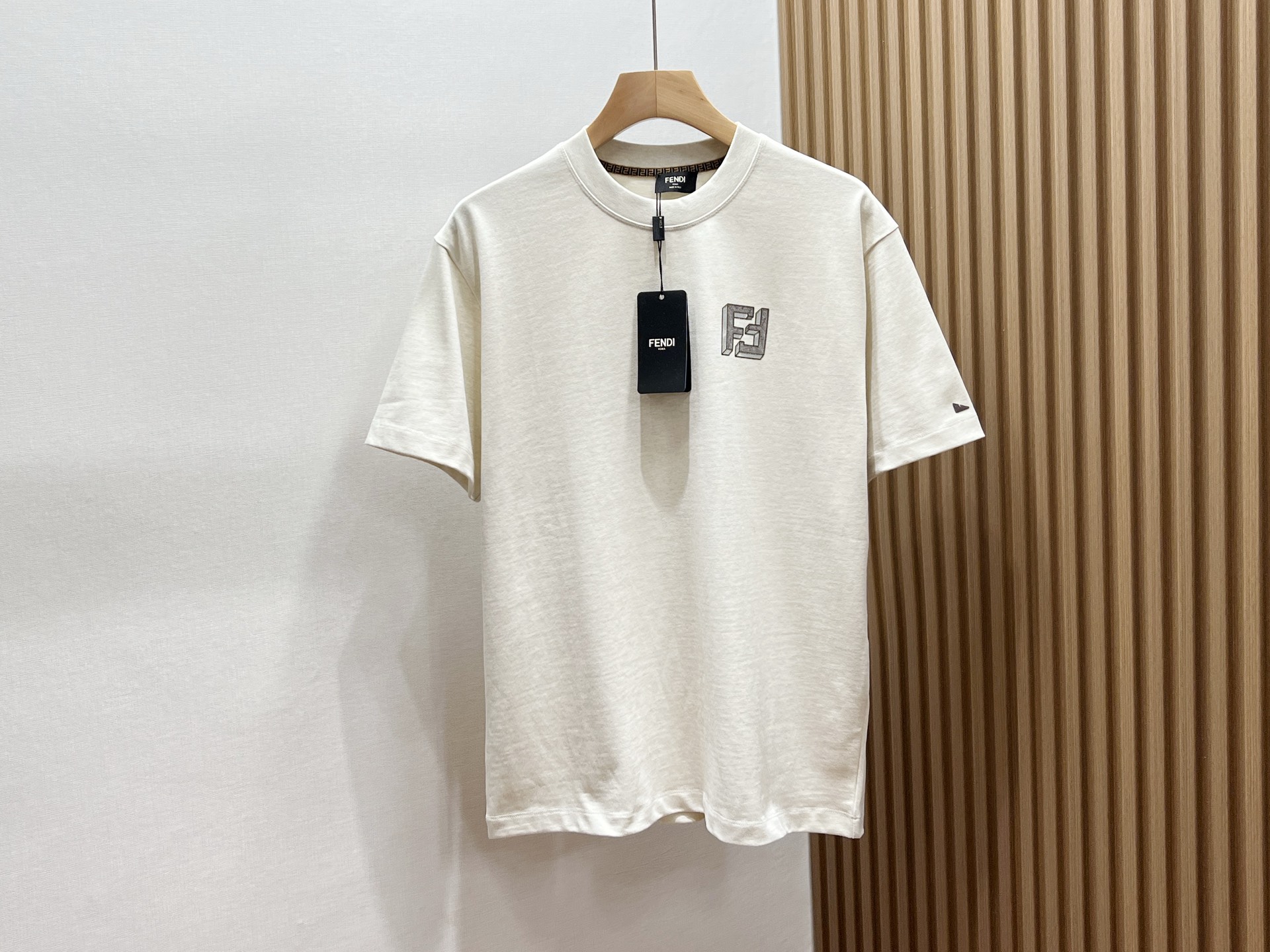 NO:777544,-26SS——Fashionable pure cotton short-sleeves with inverted letters, unlocking a new code for personalized dressing. This fashionable pure cotton short-sleeves with inverted letters is definitely a wardrobe must-have for fashionistas. The pure cotton fabric is soft and skin-friendly, and has excellent breathability. It is refreshing and comfortable to wear in summer, as if you are wrapped in gentle clouds, and you will feel full of comfort.  The unique inverted letter design is the biggest highlight, breaking the rules, showing off your uninhibited personality, and easily becoming the center of attention when walking on the street. The simple version is neat and stylish, not flattering on your figure, and is perfect whether worn alone or with a jacket. Paired with jeans, it is casual and casual; paired with a short skirt, it is cute and cute. A variety of colors are available to meet different style needs. Wear it, express your attitude with a unique design, and start a fashionable and comfortable summer journey.  Available now in apricot color XS-S-M-L, Fendi-clothing, fendi, skirts, jeans, jackets & coats, T-shirt,19860909-26SS——倒立字母时尚纯棉短袖,解锁个性穿搭新密码 这款倒立字母时尚纯棉短袖,绝对是潮流达人的衣橱必备.纯棉面料亲肤柔软,透气性绝佳,夏日穿着清爽自在,仿佛被轻柔的云朵包裹,舒适感直接拉满. 独特倒立字母设计是最大亮点,打破常规,彰显不羁个性,走在街头轻松成为焦点.简约版型利落有型,不挑身材,无论是单穿还是搭配外套都超合适.搭配牛仔裤,休闲随性；配上短裙,俏皮可爱.多种颜色可选,满足不同风格需求.穿上它,用独特设计诉说态度,开启时尚又舒适的夏日之旅. 现货发售杏色XS-S-M-L,芬迪-服装,fendi,skirts,jeans,jackets & coats,T-shirt,,Women's clothing