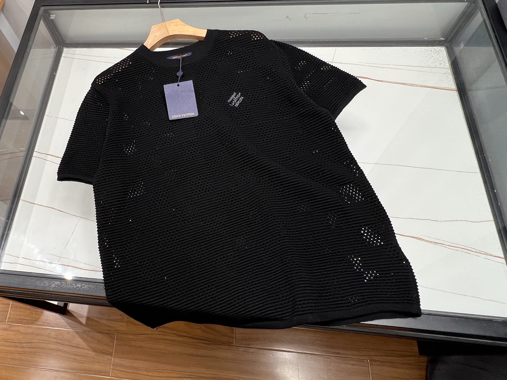 NO:777586,-26SS - Fashionable short sleeves with hollow letters, which perfectly combine personality and trend, becoming an eye-catching tool in this summer's wardrobe. Its uniqueness lies in the clever use of hollowing technology to outline the letter pattern on the front side of the body or the cuffs, which not only retains the refreshing comfort of the short sleeves, but also adds a bit of mystery and unruliness. These letters are either simple and elegant, or complex and exquisite, forming a clever contrast with the color of the clothes, making it unforgettable at a glance.  Wearing it, you can easily become the center of attention whether you are walking on the street or attending a party. Paired with jeans, it is simple yet fashionable; paired with a short skirt, it is more playful and cute. Fashionable short sleeves with hollow letters are not only a piece of clothing, but also a statement of personality, allowing you to show a unique fashion attitude in the hot summer. Available in stock in two colors S-XL, Louis Vuitton-clothing, louis vuitton, skirts, jeans, T-shirt,19860909-26SS——镂空字母时尚短袖,将个性与潮流完美融合,成为今夏衣橱里的吸睛利器.其独特之处在于,巧妙运用镂空工艺,在衣身前侧或袖口处勾勒出字母图案,既保留了短袖的清爽舒适,又增添了几分神秘与不羁.这些字母或简约大气,或繁复精致,与衣身色彩形成巧妙对比,让人一眼难忘. 穿上它,无论是漫步街头还是参加聚会,都能轻松成为焦点.搭配牛仔裤,简约而不失时尚感；配以短裙,则更显俏皮可爱.镂空字母时尚短袖,不仅是一件衣物,更是个性的宣言,让你在炎炎夏日中,也能展现出独一无二的时尚态度. 现货发售二色S-XL,路易威登-服装,louis vuitton,skirts,jeans,T-shirt,,Women's clothing