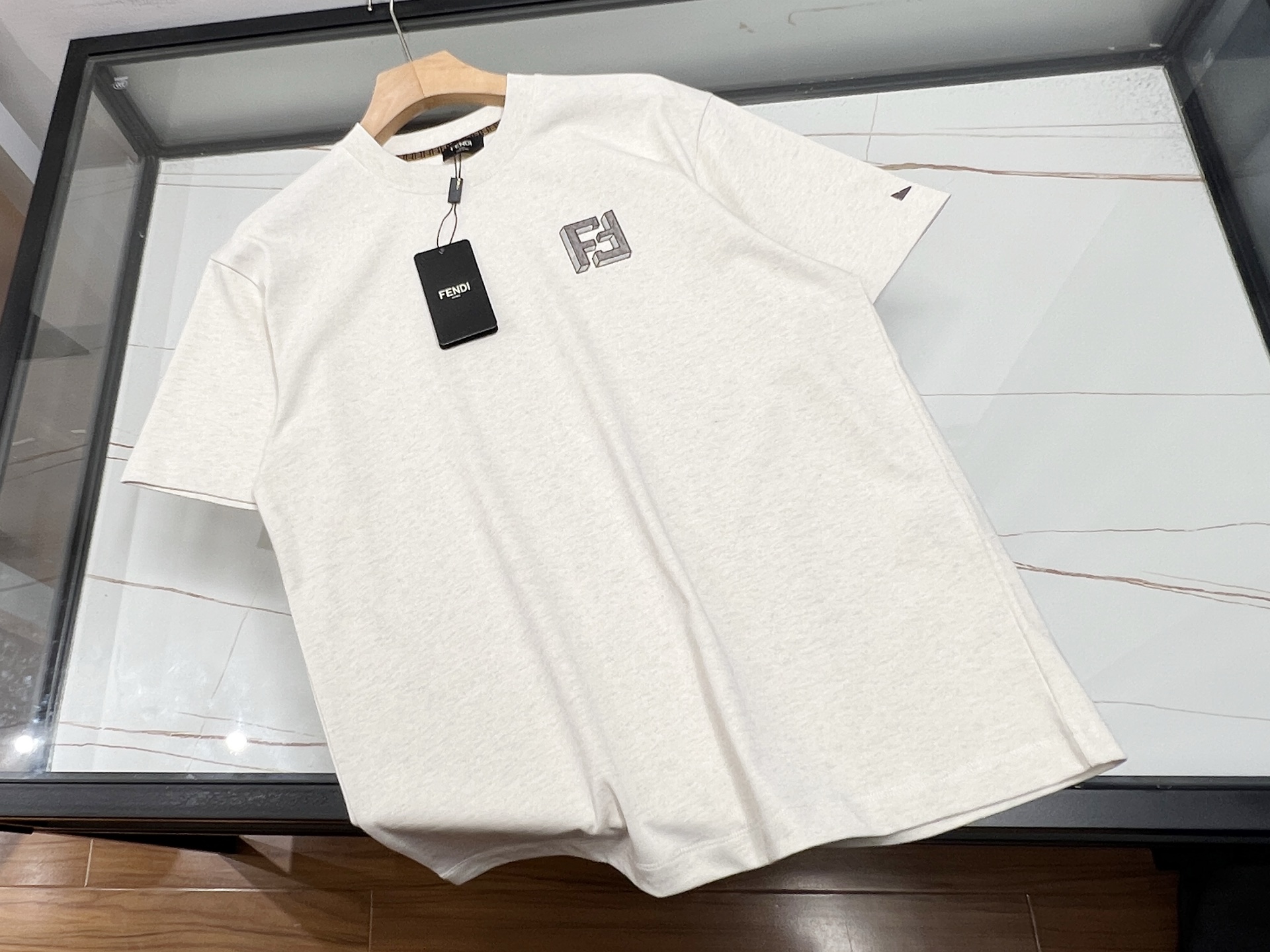 NO:777556,-26SS——Fashionable pure cotton short-sleeves with inverted letters, unlocking a new code for personalized dressing. This fashionable pure cotton short-sleeves with inverted letters is definitely a wardrobe must-have for fashionistas. The pure cotton fabric is soft and skin-friendly, and has excellent breathability. It is refreshing and comfortable to wear in summer, as if you are wrapped in gentle clouds, and you will feel full of comfort.  The unique inverted letter design is the biggest highlight, breaking the rules, showing off your uninhibited personality, and easily becoming the center of attention when walking on the street. The simple version is neat and stylish, not flattering on your figure, and is perfect whether worn alone or with a jacket. Paired with jeans, it is casual and casual; paired with a short skirt, it is cute and cute. A variety of colors are available to meet different style needs. Wear it, express your attitude with a unique design, and start a fashionable and comfortable summer journey.  Available now in apricot color XS-S-M-L, Fendi-clothing, fendi, skirts, jeans, jackets & coats, T-shirt,19860909-26SS——倒立字母时尚纯棉短袖,解锁个性穿搭新密码 这款倒立字母时尚纯棉短袖,绝对是潮流达人的衣橱必备.纯棉面料亲肤柔软,透气性绝佳,夏日穿着清爽自在,仿佛被轻柔的云朵包裹,舒适感直接拉满. 独特倒立字母设计是最大亮点,打破常规,彰显不羁个性,走在街头轻松成为焦点.简约版型利落有型,不挑身材,无论是单穿还是搭配外套都超合适.搭配牛仔裤,休闲随性；配上短裙,俏皮可爱.多种颜色可选,满足不同风格需求.穿上它,用独特设计诉说态度,开启时尚又舒适的夏日之旅. 现货发售杏色XS-S-M-L,芬迪-服装,fendi,skirts,jeans,jackets & coats,T-shirt,,Women's clothing