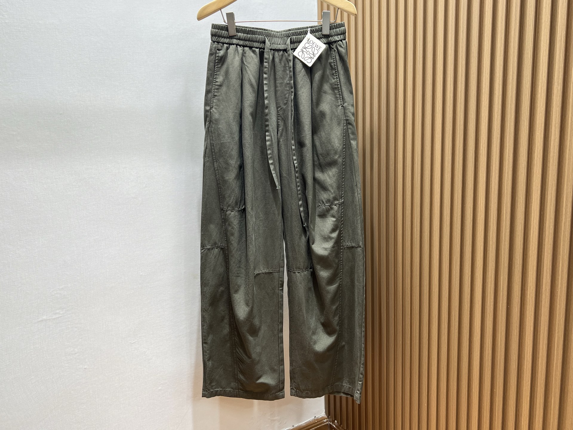 NO:777509,-26SS——Wide-leg casual fashion pants are a must-have item in the wardrobe of today's fashionistas. They are designed with loose trouser legs and cleverly modify the shape of the legs. They can be easily controlled regardless of thickness, showing a casual and comfortable fashion attitude. The fabrics are mostly made of soft and comfortable cotton or highly drapey chiffon, which provides an excellent wearing experience, breathability and skin-friendly.  It can be combined with a simple T-shirt to create an everyday casual style; or paired with a slim-fitting sweater to highlight your elegance; and paired with a pair of white shoes or loafers, you can easily walk around the city streets. Whether commuting or weekend gatherings, wide-leg casual fashion pants can make you the center of attention, showing your unique charm and fashionable taste.  Ready for sale green XS-S-M-L, Loewe-clothing, loewe, loafers, tees, t-shirt,19860909-26SS———阔腿休闲时尚裤,是当下潮流达人的衣橱必备单品.它以宽松的裤腿设计,巧妙修饰腿型,无论粗细皆能轻松驾驭,展现出随性自在的时尚态度.面料上多选用柔软舒适的棉质或垂坠感强的雪纺,穿着体验极佳,透气又亲肤.搭配上更是百变多样,可与简约T恤组合,打造日常休闲风；或配以修身针织衫,凸显优雅气质；再搭上一双小白鞋或乐福鞋,轻松游走于都市街头.无论是通勤出行还是周末聚会,阔腿休闲时尚裤都能让你成为焦点,尽显独特魅力与时尚品味. 现货发售绿色XS-S-M-L,罗意威-服装,loewe,loafers,tees，t-shirt,,Women's clothing