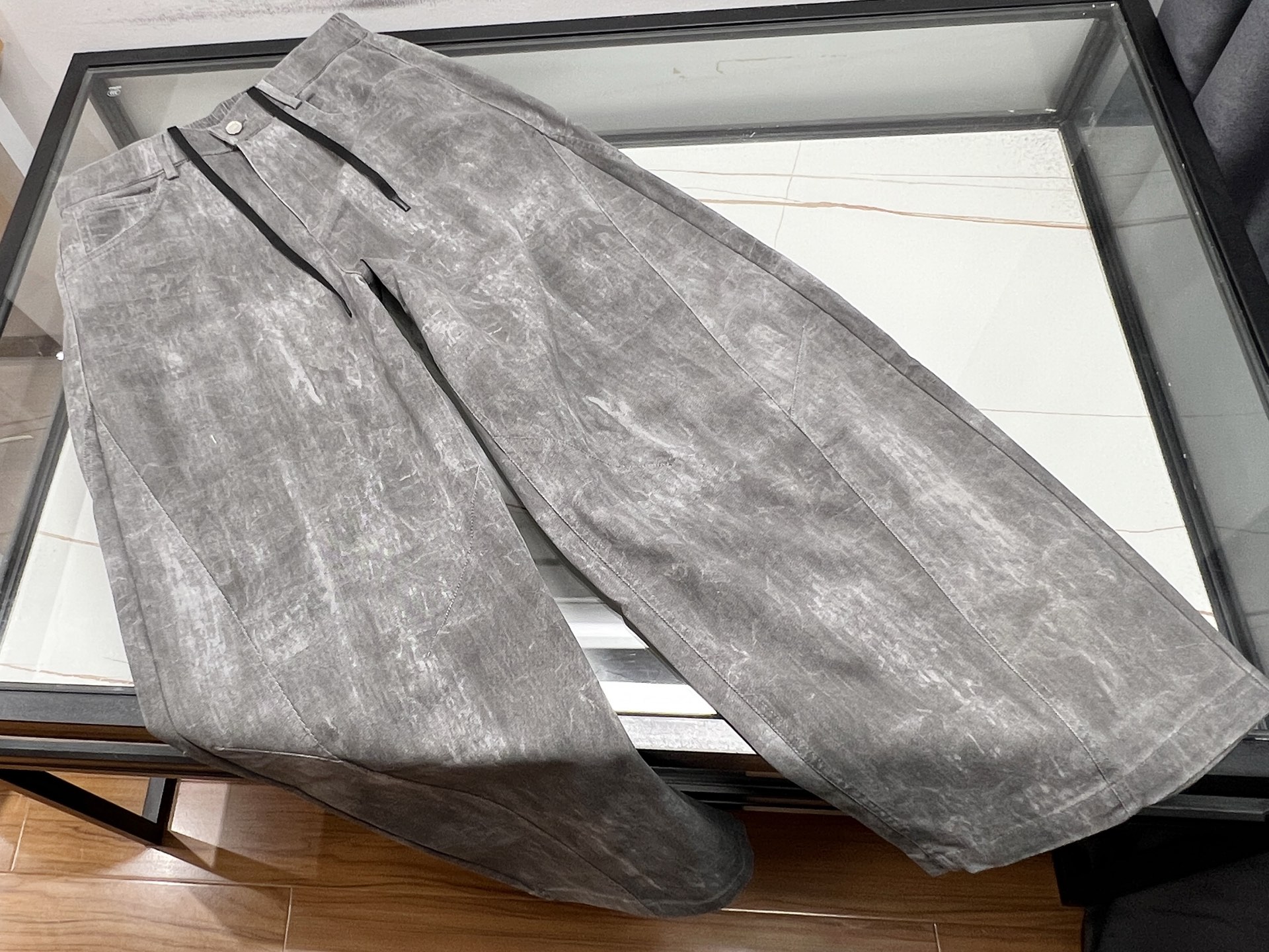 NO:777512,-26SS - Wide-leg heavy-duty tie-dyed casual fashion pants, unlocking new diversified wearing experiences. These wide-leg heavy-duty tie-dyed casual fashion pants are undoubtedly a treasure in the fashion industry. The heavy-duty tie-dye craftsmanship is unique and the colors interweave and collide, creating a rich and unique visual effect. Every tie-dye mark is like an artistic brushstroke, highlighting individuality and uninhibitedness.  The wide-leg style is chic and casual, perfectly modifies the leg lines, hides fat and makes you look slimmer. Whether you have imperfect or fleshy legs, you can easily control it. The casual style is versatile and practical, and paired with a simple T-shirt, it brings youthful vitality. Paired with a short top, it can instantly elongate the leg proportions and create fashionable long legs. Pair it with a long shirt, which makes it a little more lazy and casual. With it, you can easily start a journey of fashionable and leisurely diverse outfits.  Available now in two colors XS-S-M-L, Givenchy-clothing, givenchy, shirts, tees, t-shirt,19860909-26SS——阔腿重工扎色休闲时尚裤,解锁多元穿搭新体验 这条阔腿重工扎色休闲时尚裤,无疑是时尚界的宝藏单品.重工扎色工艺独具匠心,色彩交织碰撞,营造出丰富且独特的视觉效果,每一处扎染痕迹都似艺术笔触,彰显个性与不羁. 阔腿版型潇洒随性,完美修饰腿部线条,藏肉又显瘦,无论是腿型不完美还是腿部有肉肉,都能轻松驾驭.休闲风格百搭实用,搭配简约T恤,青春活力；配上短款上衣,瞬间拉长腿部比例,打造时尚大长腿；外搭一件长款衬衫,又多了几分慵懒随性.拥有它,轻松开启时尚休闲的多样穿搭之旅. 现货发售二色XS-S-M-L,纪梵希-服装,givenchy,shirts,tees，t-shirt,,Women's clothing