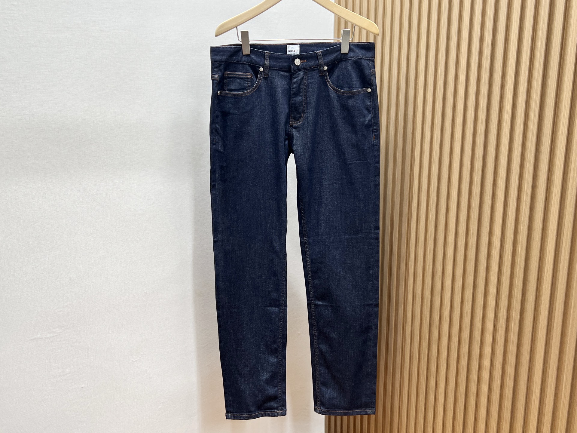 NO:777482,-26SS————The fashion code of classic thin casual jeans suitable for all seasons!  Classic lightweight casual jeans are a fashion symbol that will never fade in the wardrobe. The washing process gives them just the right amount of fading, as if they were carved by time, giving each pair of pants a unique texture. The elastic fabric wraps your legs, allowing you to move freely without restraint, making it easy to control whether you are running in the morning, commuting or going on a date.  The nine-point cut cleverly elongates the proportions, the straight version modifies the leg shape, and the high-waist design makes the legs longer, which can be called a 'body cheat'. The light-washed style has a spring atmosphere, and the hole details add a sense of rebelliousness; the dark-colored basic style is calm and versatile, suitable for both business and leisure. The anti-wrinkle fabric does not require ironing, so you can go out elegantly after sleeping for ten minutes more in the morning, a real good news for lazy people!  Available now in two colors: 31-32-33-34-36-38-40. From T-shirts to shirts, from sneakers to boots, it is like a fashion canvas, allowing you to match it with endless possibilities. A pair of jeans can provide you with 365 days of outfit inspiration. This is the real 'universal item'!  ,men's clothing,boots,sneakers,jeans,shirts,tees,t-shirt,19860909-26SS———经典轻薄休闲牛仔裤四季皆宜的时尚密码！ 经典轻薄休闲牛仔裤,是衣橱里永不褪色的时尚符号.水洗工艺赋予它恰到好处的褪色感,仿佛时光雕琢的痕迹,让每一条裤子都拥有独一无二的质感.弹力面料包裹双腿,活动自如无束缚,无论是晨跑、通勤还是约会,都能轻松驾驭. 九分剪裁巧妙拉长比例,直筒版型修饰腿型,高腰设计更显腿长,堪称“身材作弊器”.浅色水洗款自带春日氛围,破洞细节增添叛逆感；深色基础款则沉稳百搭,商务休闲两相宜.无需熨烫的抗皱面料,让早晨多睡十分钟也能精致出门,懒人福音实锤！ 现货发售二色31-32-33-34-36-38-40 从T恤到衬衫,从运动鞋到短靴,它像一块时尚画布,任你搭配出无限可能.一条牛仔裤,承包你365天的穿搭灵感,这才是真正的“万能单品”！,男装,boots,sneakers,jeans,shirts,tees，t-shirt,,Women's clothing