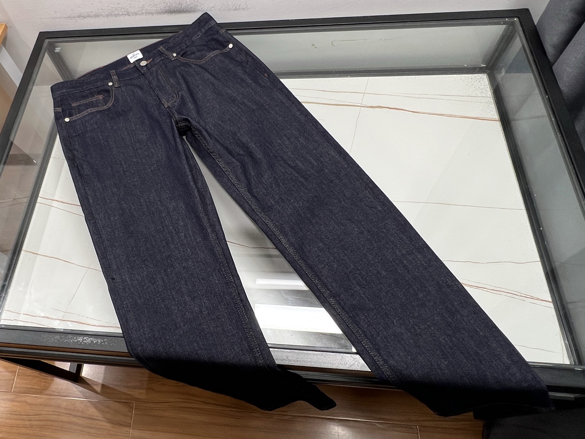 NO:777494,-26SS————The fashion code of classic thin casual jeans suitable for all seasons!  Classic lightweight casual jeans are a fashion symbol that will never fade in the wardrobe. The washing process gives them just the right amount of fading, as if they were carved by time, giving each pair of pants a unique texture. The elastic fabric wraps your legs, allowing you to move freely without restraint, making it easy to control whether you are running in the morning, commuting or going on a date.  The nine-point cut cleverly elongates the proportions, the straight version modifies the leg shape, and the high-waist design makes the legs longer, which can be called a 'body cheat'. The light-washed style has a spring atmosphere, and the hole details add a sense of rebelliousness; the dark-colored basic style is calm and versatile, suitable for both business and leisure. The anti-wrinkle fabric does not require ironing, so you can go out elegantly after sleeping for ten minutes more in the morning, a real good news for lazy people!  Available now in two colors: 31-32-33-34-36-38-40. From T-shirts to shirts, from sneakers to boots, it is like a fashion canvas, allowing you to match it with endless possibilities. A pair of jeans can provide you with 365 days of outfit inspiration. This is the real 'universal item'!  ,men's clothing,boots,sneakers,jeans,shirts,tees,t-shirt,19860909-26SS———经典轻薄休闲牛仔裤四季皆宜的时尚密码！ 经典轻薄休闲牛仔裤,是衣橱里永不褪色的时尚符号.水洗工艺赋予它恰到好处的褪色感,仿佛时光雕琢的痕迹,让每一条裤子都拥有独一无二的质感.弹力面料包裹双腿,活动自如无束缚,无论是晨跑、通勤还是约会,都能轻松驾驭. 九分剪裁巧妙拉长比例,直筒版型修饰腿型,高腰设计更显腿长,堪称“身材作弊器”.浅色水洗款自带春日氛围,破洞细节增添叛逆感；深色基础款则沉稳百搭,商务休闲两相宜.无需熨烫的抗皱面料,让早晨多睡十分钟也能精致出门,懒人福音实锤！ 现货发售二色31-32-33-34-36-38-40 从T恤到衬衫,从运动鞋到短靴,它像一块时尚画布,任你搭配出无限可能.一条牛仔裤,承包你365天的穿搭灵感,这才是真正的“万能单品”！,男装,boots,sneakers,jeans,shirts,tees，t-shirt,,Women's clothing