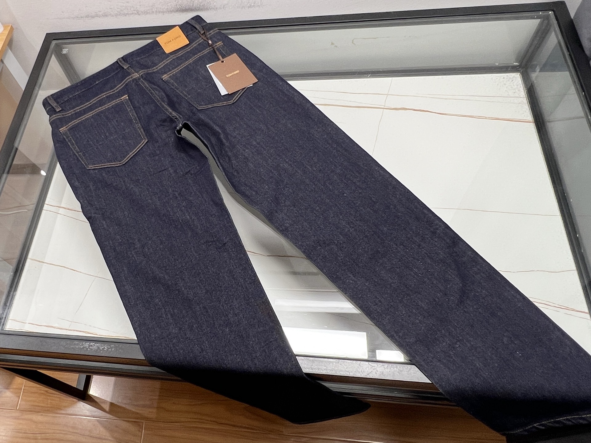 NO:777470,-26SS————TF classic light casual jeans are the fashion code suitable for all seasons!  Classic lightweight casual jeans are a fashion symbol that will never fade in the wardrobe. The washing process gives them just the right amount of fading, as if they were carved by time, giving each pair of pants a unique texture. The elastic fabric wraps your legs, allowing you to move freely without restraint, making it easy to control whether you are running in the morning, commuting or going on a date.  The nine-point cut cleverly elongates the proportions, the straight version modifies the leg shape, and the high-waist design makes the legs longer, which can be called a 'body cheat'. The light-washed style has a spring atmosphere, and the hole details add a sense of rebelliousness; the dark-colored basic style is calm and versatile, suitable for both business and leisure. The anti-wrinkle fabric does not require ironing, so you can go out elegantly after sleeping for ten minutes more in the morning, a real good news for lazy people!  Ready for sale in two colors 31-32-33-34-36-38-40, men's clothing, tom ford, jeans,19860909-26SS———TF经典轻薄休闲牛仔裤四季皆宜的时尚密码！ 经典轻薄休闲牛仔裤,是衣橱里永不褪色的时尚符号.水洗工艺赋予它恰到好处的褪色感,仿佛时光雕琢的痕迹,让每一条裤子都拥有独一无二的质感.弹力面料包裹双腿,活动自如无束缚,无论是晨跑、通勤还是约会,都能轻松驾驭. 九分剪裁巧妙拉长比例,直筒版型修饰腿型,高腰设计更显腿长,堪称“身材作弊器”.浅色水洗款自带春日氛围,破洞细节增添叛逆感；深色基础款则沉稳百搭,商务休闲两相宜.无需熨烫的抗皱面料,让早晨多睡十分钟也能精致出门,懒人福音实锤！ 现货发售二色31-32-33-34-36-38-40,男装,tom ford,jeans,,Women's clothing