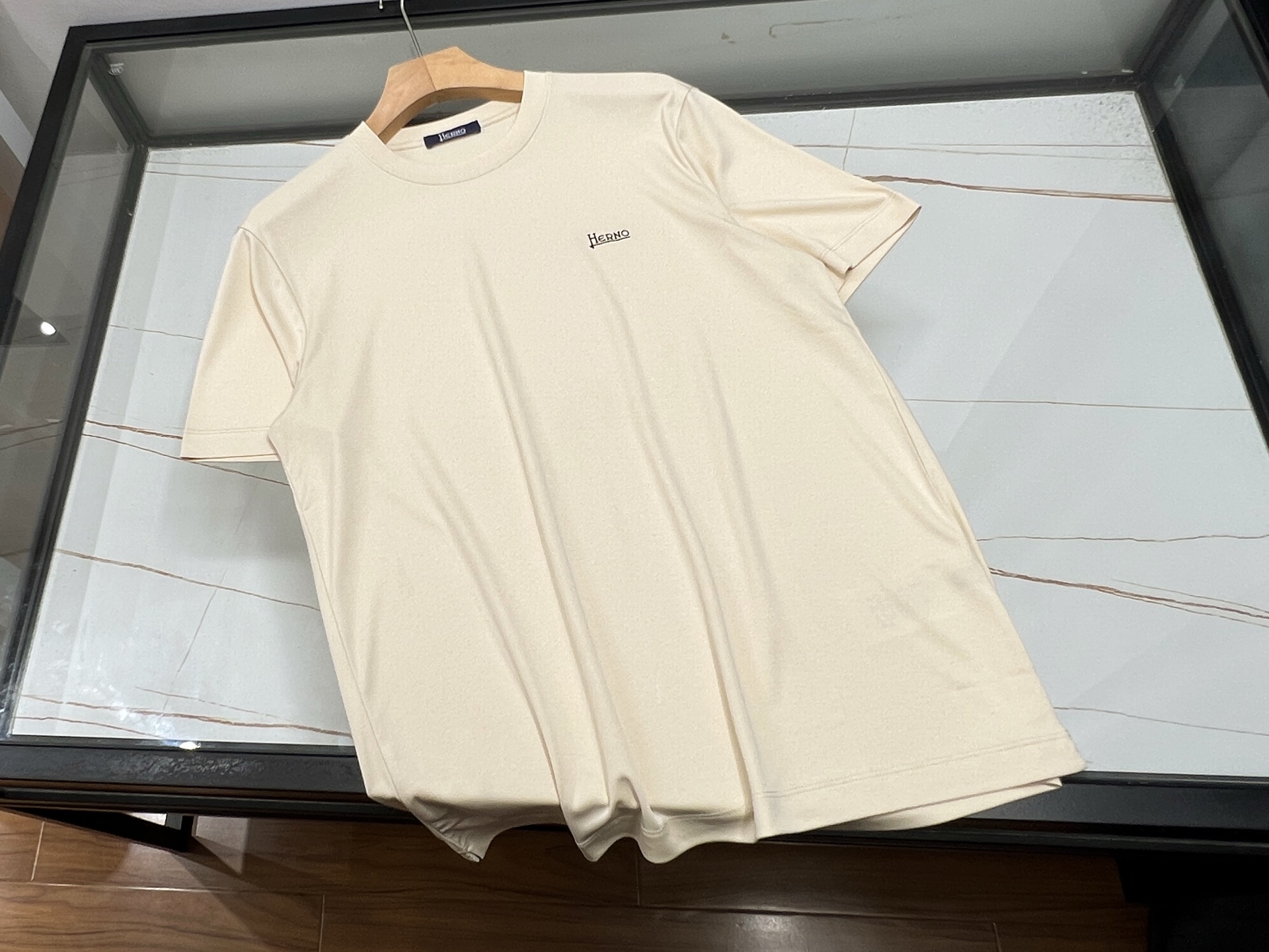 NO:777454,-26SS——her short sleeves with letter print on the chest, a perfect fusion of fashion and personality. Selected high-quality cotton material, soft and skin-friendly, breathable and sweat-absorbent, comfortable to wear. The unique letter print on the chest uses three-dimensional embroidery or exquisite printing technology, with bright colors and smooth lines, which not only shows the trendy attitude, but also maintains a simple style  .Whether it is paired with jeans or casual pants, it can be easily worn and show your unique charm. The letter design can be freely selected. Whether it is an English phrase expressing your attitude or a creative pattern combination, your short-sleeved shirt can become the focus of the street. This short-sleeved shirt is not only suitable for daily wear, but also a fashion item that shows your own style.  Available now in apricot color M-XXXL, men's clothing, jeans, T-shirt,19860909-26SS———her胸前字母印花设计短袖,是时尚与个性的完美融合.精选优质棉料,柔软亲肤,透气吸汗,穿着舒适自在.胸前独特的字母印花,采用立体刺绣或精致印花工艺,色彩鲜明,线条流畅,既彰显潮流态度,又不失简约格调.无论是搭配牛仔裤还是休闲裤,都能轻松驾驭,展现你的独特魅力.字母设计可自由选择,无论是表达态度的英文短句,还是富有创意的图案组合,都能让你的短袖成为街头焦点.这款短袖,不仅适合日常穿搭,更是展现自我风格的时尚单品. 现货发售杏色M-XXXL,男装,jeans,T-shirt,,Women's clothing