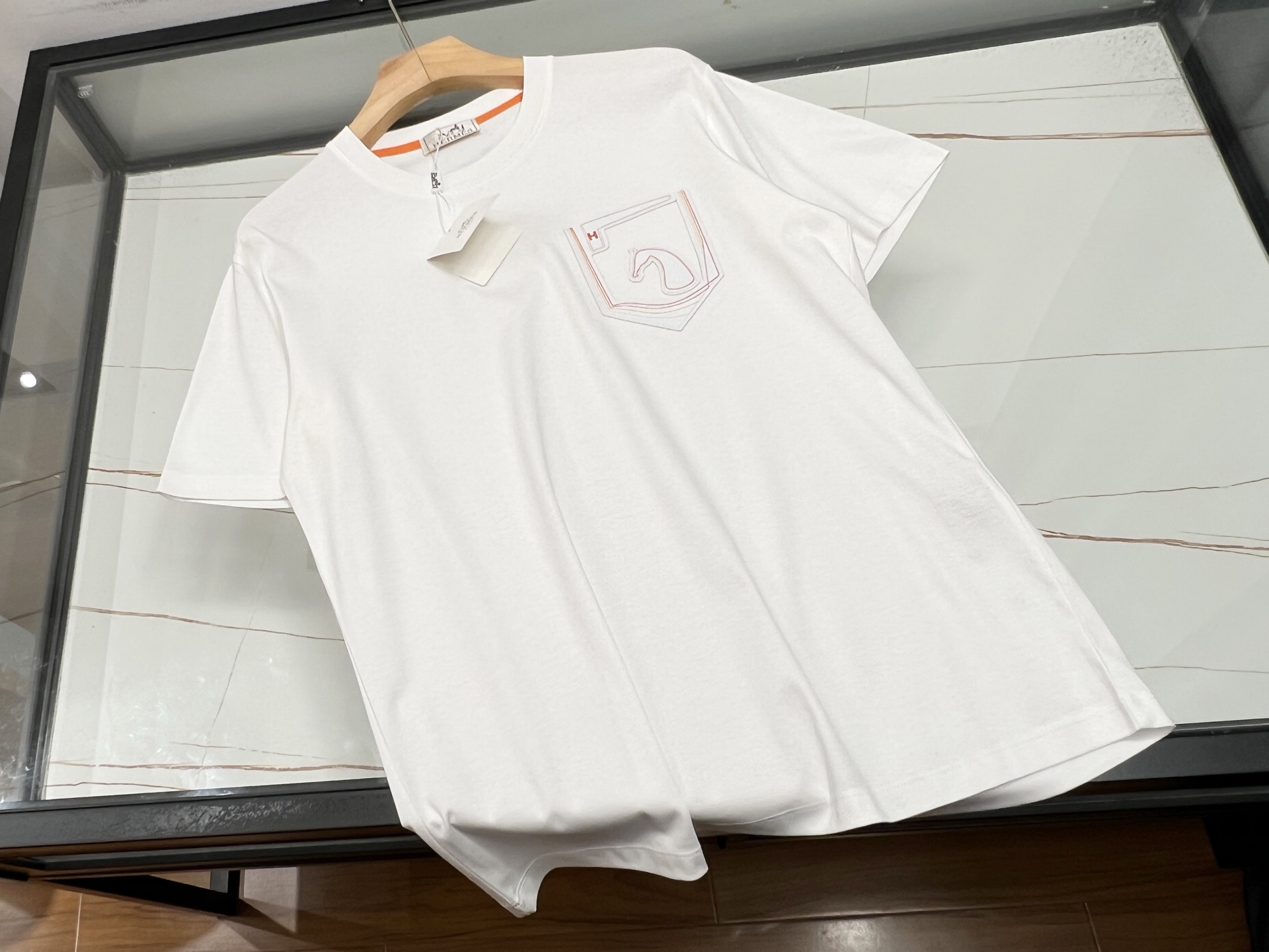 NO:778647,-26SS————The perfect fusion of fashion and practicality in the chest pocket letter short sleeves. This chest pocket letter short sleeve is a must-have item in the summer wardrobe. The simple version is neat and elegant, not flattering, and can be easily adapted to various occasions. The small pocket on the chest is uniquely designed. It not only adds practical functions and is convenient for placing small items, but also adds a bit of playfulness to the overall look. The letter print on the pocket is the finishing touch, either simple or individual, showing a unique attitude.  The fabric is skin-friendly and breathable, keeping you dry and comfortable in the hot summer. Whether you wear it with casual shorts for a stroll on the street, or with jeans for a party, it can easily make you the center of attention, showing a casual and fashionable charm. It is a cost-effective fashion choice. Three colors M-XXXL, Hermès-clothing, hermes, shorts, jeans, T-shirt,19860909-26SS———胸前口袋字母短袖时尚与实用的完美融合这件胸前口袋字母短袖,是夏日衣橱的必备单品.简约的版型利落大方,不挑身材,轻松适配各种场合. 胸前的小口袋设计别具巧思,不仅增加了实用功能,方便放置小物件,还为整体造型增添了几分俏皮感.口袋上的字母印花,是点睛之笔,或简约或个性,彰显独特态度. 面料亲肤透气,在炎炎夏日也能保持干爽舒适.无论是搭配休闲短裤漫步街头,还是配上牛仔裤参加聚会,它都能让你轻松成为焦点,展现随性又时尚的魅力,是性价比超高的时尚之选. 现货发售三色M-XXXL,爱马仕-服装,hermes,shorts,jeans,T-shirt,,Women's clothing