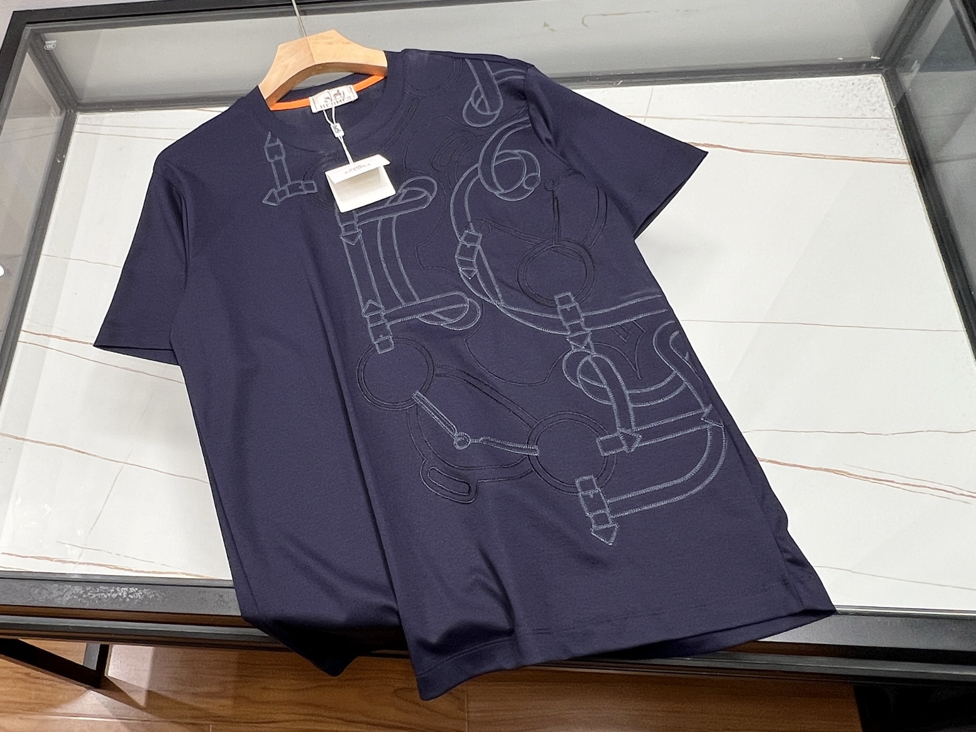 NO:778656,-26SS————H Breast Pocket Letter Short Sleeve is a perfect fusion of fashion and practicality. This chest pocket letter short sleeve is a must-have item in the summer wardrobe. The simple version is neat and elegant, not flattering, and can easily adapt to various occasions. The small pocket on the chest is uniquely designed, not only adding practical functions and convenient placement of small items, but also adding a bit of playfulness to the overall look. The letter print on the pocket is the finishing touch, either simple or individual, showing a unique attitude.  The fabric is skin-friendly and breathable, keeping you dry and comfortable in the hot summer. Whether you wear it with casual shorts for a stroll on the street, or with jeans for a party, it can easily make you the center of attention, showing your casual and fashionable charm. It is a cost-effective fashion choice. Ready for sale 2 M-XXXL, Hermès-clothing, hermes, shorts, jeans, T-shirt,19860909-26SS———H胸前口袋字母短袖时尚与实用的完美融合这件胸前口袋字母短袖,是夏日衣橱的必备单品.简约的版型利落大方,不挑身材,轻松适配各种场合. 胸前的小口袋设计别具巧思,不仅增加了实用功能,方便放置小物件,还为整体造型增添了几分俏皮感.口袋上的字母印花,是点睛之笔,或简约或个性,彰显独特态度. 面料亲肤透气,在炎炎夏日也能保持干爽舒适.无论是搭配休闲短裤漫步街头,还是配上牛仔裤参加聚会,它都能让你轻松成为焦点,展现随性又时尚的魅力,是性价比超高的时尚之选. 现货发售二M-XXXL,爱马仕-服装,hermes,shorts,jeans,T-shirt,,Women's clothing