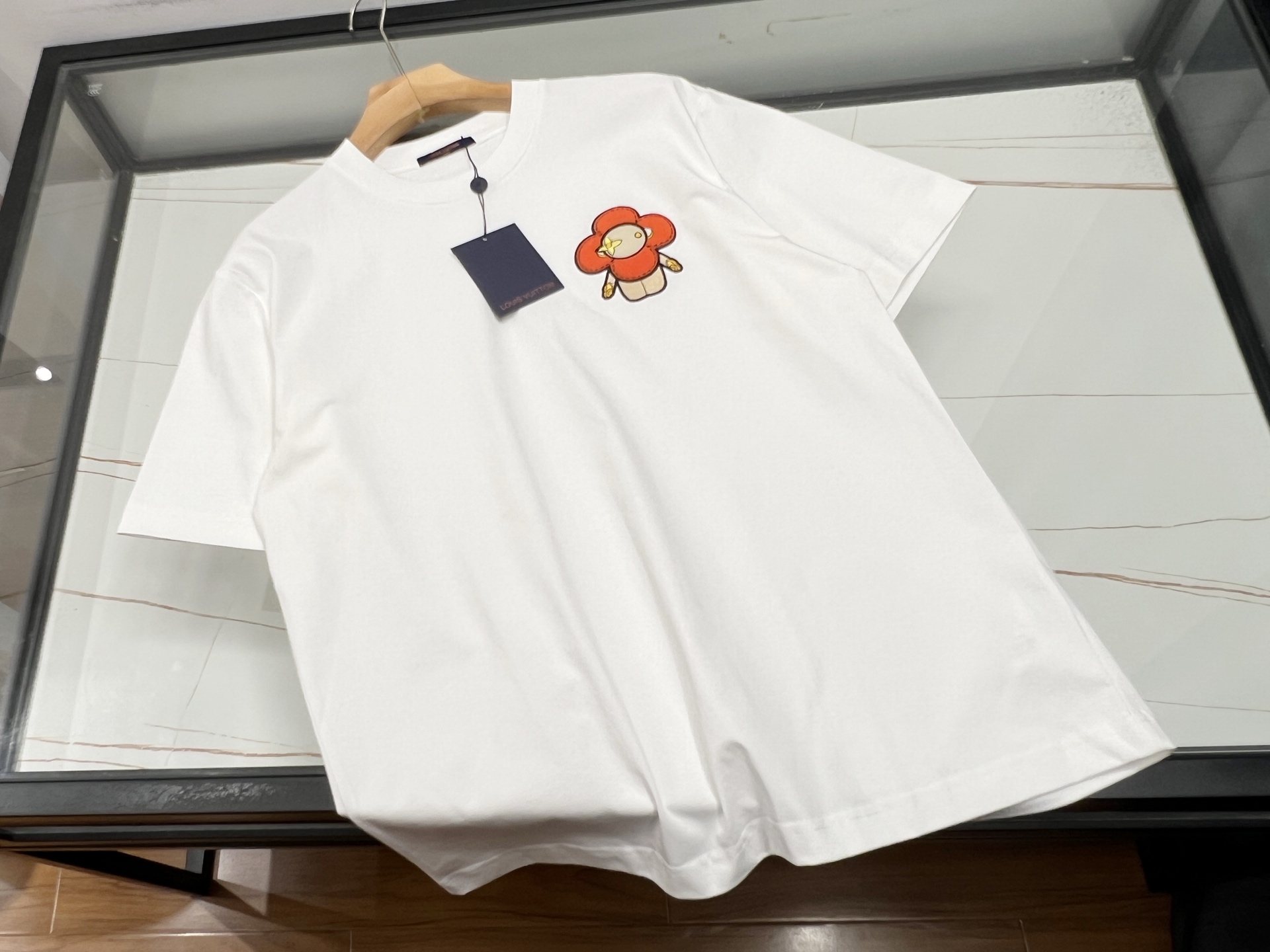 NO:778667,—26SS————Fashionable short-sleeves with sunflower patterns, lighting up the vitality of summer. This fashionable short-sleeves with sunflower patterns is an indispensable treasure item in the summer wardrobe. The overall design of the short-sleeves is simple and yet individual, with fresh background colors as the canvas, large and bright sunflowers bloom freely, the colors are bright and the contrast is strong, instantly catching everyone's attention, as if the warm summer sunshine is wearing it on your body.  The fabric is skin-friendly and breathable, keeping you dry and comfortable in the hot summer. The loose fit is not flattering on your figure, and is very suitable whether worn alone for a casual look, or paired with a jacket for a layered look. Whether you are walking on the street, attending a party, or going on a daily outing, wearing it, you will be the most dazzling presence in the crowd, easily conveying a positive attitude towards life, allowing energy and fashion to accompany you all the way. Available in stock in two colors S-XL, Louis Vuitton-clothing, louis vuitton, jackets &  coats, T-shirts,19860909—26SS———太阳花图案时尚短袖,点亮夏日活力 这款太阳花图案时尚短袖,是夏日衣橱里不可或缺的宝藏单品.短袖整体设计简约又不失个性,以清新底色为画布,大朵明艳的太阳花肆意绽放,色彩鲜艳且对比强烈,瞬间抓住众人目光,仿佛将夏日热烈的阳光穿在了身上. 面料亲肤透气,在炎炎夏日也能保持干爽舒适.宽松的版型不挑身材,无论是单穿展现休闲随性,还是搭配外套打造层次感,都十分合适.无论是漫步街头、参加聚会,还是日常出游,穿上它,你就是人群中最耀眼的存在,轻松传递出积极向上的生活态度,让活力与时尚一路随行. 现货发货二色S-XL,路易威登-服装,louis vuitton,jackets & coats,T-shirt,,Women's clothing