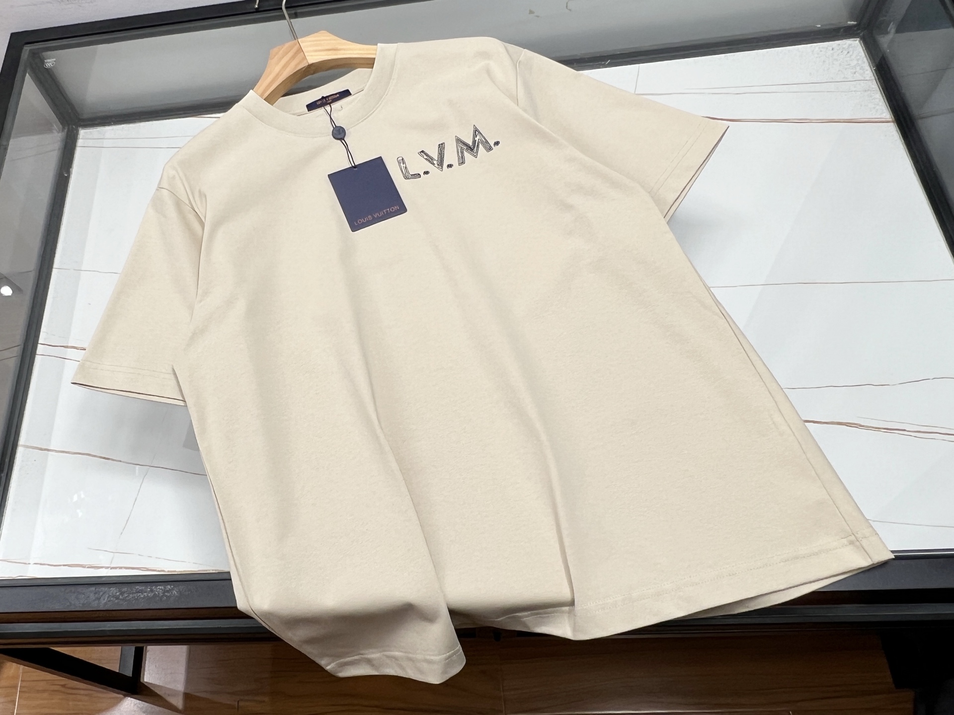 NO:778638,—26SS————Fashionable short-sleeves with chest patterns, lighting up summer vitality. This fashionable short-sleeves with sunflower pattern is an indispensable treasure item in the summer wardrobe. The overall design of the short-sleeves is simple yet individual, with a fresh background as the canvas, and large bright sunflowers bloom freely. The colors are bright and the contrast is strong, instantly catching everyone's attention, as if the warm summer sunshine is wearing it on your body.  The fabric is skin-friendly and breathable, keeping you dry and comfortable in the hot summer. The loose fit is not flattering on your figure, and is very suitable whether worn alone for a casual look, or paired with a jacket to create a layered look. Whether you are walking on the street, attending a party, or going on a daily outing, wearing it, you will be the most dazzling presence in the crowd, easily conveying a positive attitude towards life, allowing energy and fashion to accompany you all the way. Three colors S-XL, Louis Vuitton-clothing, louis vuitton, jackets &  coats, T-shirts,19860909—26SS———胸前图案时尚短袖,点亮夏日活力 这款太阳花图案时尚短袖,是夏日衣橱里不可或缺的宝藏单品.短袖整体设计简约又不失个性,以清新底色为画布,大朵明艳的太阳花肆意绽放,色彩鲜艳且对比强烈,瞬间抓住众人目光,仿佛将夏日热烈的阳光穿在了身上. 面料亲肤透气,在炎炎夏日也能保持干爽舒适.宽松的版型不挑身材,无论是单穿展现休闲随性,还是搭配外套打造层次感,都十分合适.无论是漫步街头、参加聚会,还是日常出游,穿上它,你就是人群中最耀眼的存在,轻松传递出积极向上的生活态度,让活力与时尚一路随行. 现货发货三色S-XL,路易威登-服装,louis vuitton,jackets & coats,T-shirt,,Women's clothing