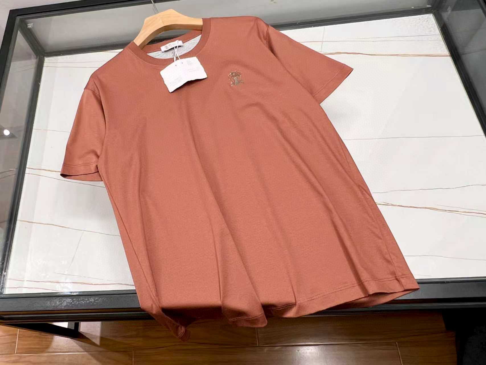 NO:777868,-26SS————Short-sleeved with micro-label pattern on the chest, a perfect fusion of leisure, speed and fashion. This short-sleeved is definitely a must-have item for fashionistas!  The delicate micro-label pattern on the chest is simple yet individual, instantly adding highlights to the overall look and highlighting your unique taste. It focuses on casual style, with a loose fit without any sense of restraint, making it comfortable and casual. The fabric is breathable and skin-friendly, making it refreshing and not stuffy to wear in summer, keeping you comfortable at all times.  The design elements with a sense of speed are integrated into it, and the lines are smooth and neat, as if it has a sense of speed. Whether it is paired with jeans to show a casual and free style, or with sports pants to create a dynamic and sporty style, it can be easily controlled. Wear it and walk on the street, you will be the focus of fashion, the perfect combination of leisure and speed fashion!  Available now in 4 colors S-XL, men's clothing, jeans, T-shirt,19860909-26SS———胸前微标图案短袖休闲速度时尚的完美融合 这款短袖绝对是时尚达人的必备单品！胸前精致的微标图案,简约却不失个性,瞬间为整体造型增添亮点,彰显独特品味. 它主打休闲风格,宽松版型穿着毫无束缚感,自在又随性.面料透气亲肤,夏日穿着清爽不闷热,让你时刻保持舒适. 速度感的设计元素融入其中,线条流畅利落,仿佛自带风驰电掣的动感.无论是搭配牛仔裤展现随性洒脱,还是配运动裤打造活力运动风,都能轻松驾驭.穿上它,走在街头,你就是时尚焦点,休闲与速度时尚完美结合！ 现货发售4色S-XL,男装,jeans,T-shirt,,Women's clothing