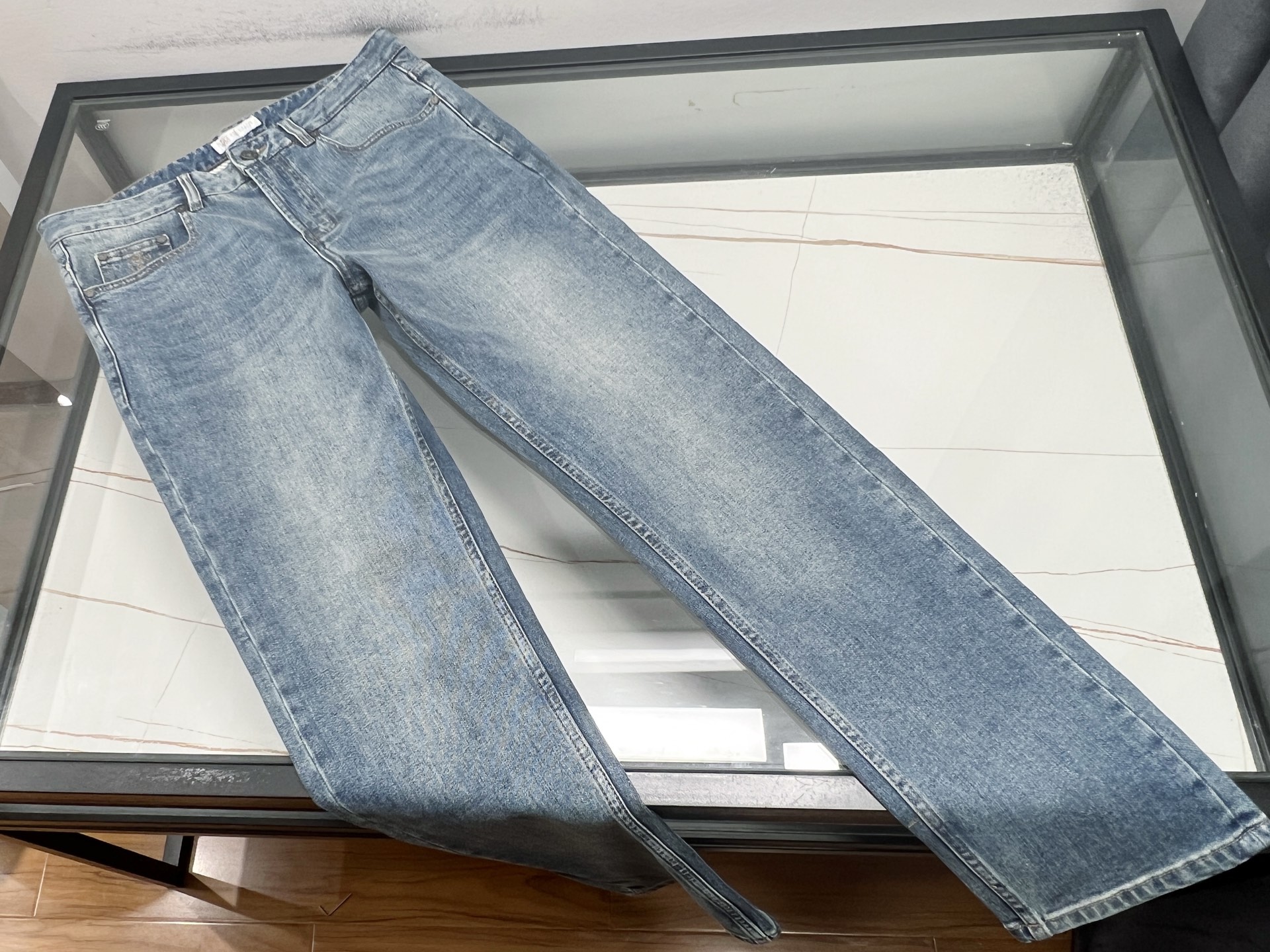 NO:783732,-26SS—BC’s classic lightweight casual jeans are the fashion code for all seasons!  Classic lightweight casual jeans are a fashion symbol that will never fade in the wardrobe. The washing process gives them just the right amount of fading, as if they were carved by time, giving each pair of pants a unique texture. The elastic fabric wraps your legs, allowing you to move freely without restraint, making it easy to control whether you are running in the morning, commuting or going on a date.  The nine-point cut cleverly elongates the proportions, the straight version modifies the leg shape, and the high-waist design makes the legs longer, which can be called a 'body cheat'. The light-washed style has a spring atmosphere, and the hole details add a sense of rebelliousness; the dark-colored basic style is calm and versatile, suitable for both business and leisure. The anti-wrinkle fabric does not require ironing, so you can go out elegantly after sleeping for ten minutes more in the morning, a real good news for lazy people!  Ready for sale blue 31-32-33-34-36-38-40, men's clothing, jeans,19860909-26SS———BC经典轻薄休闲牛仔裤四季皆宜的时尚密码！ 经典轻薄休闲牛仔裤,是衣橱里永不褪色的时尚符号.水洗工艺赋予它恰到好处的褪色感,仿佛时光雕琢的痕迹,让每一条裤子都拥有独一无二的质感.弹力面料包裹双腿,活动自如无束缚,无论是晨跑、通勤还是约会,都能轻松驾驭. 九分剪裁巧妙拉长比例,直筒版型修饰腿型,高腰设计更显腿长,堪称“身材作弊器”.浅色水洗款自带春日氛围,破洞细节增添叛逆感；深色基础款则沉稳百搭,商务休闲两相宜.无需熨烫的抗皱面料,让早晨多睡十分钟也能精致出门,懒人福音实锤！ 现货发售蓝色31-32-33-34-36-38-40,男装,jeans,,Women's clothing