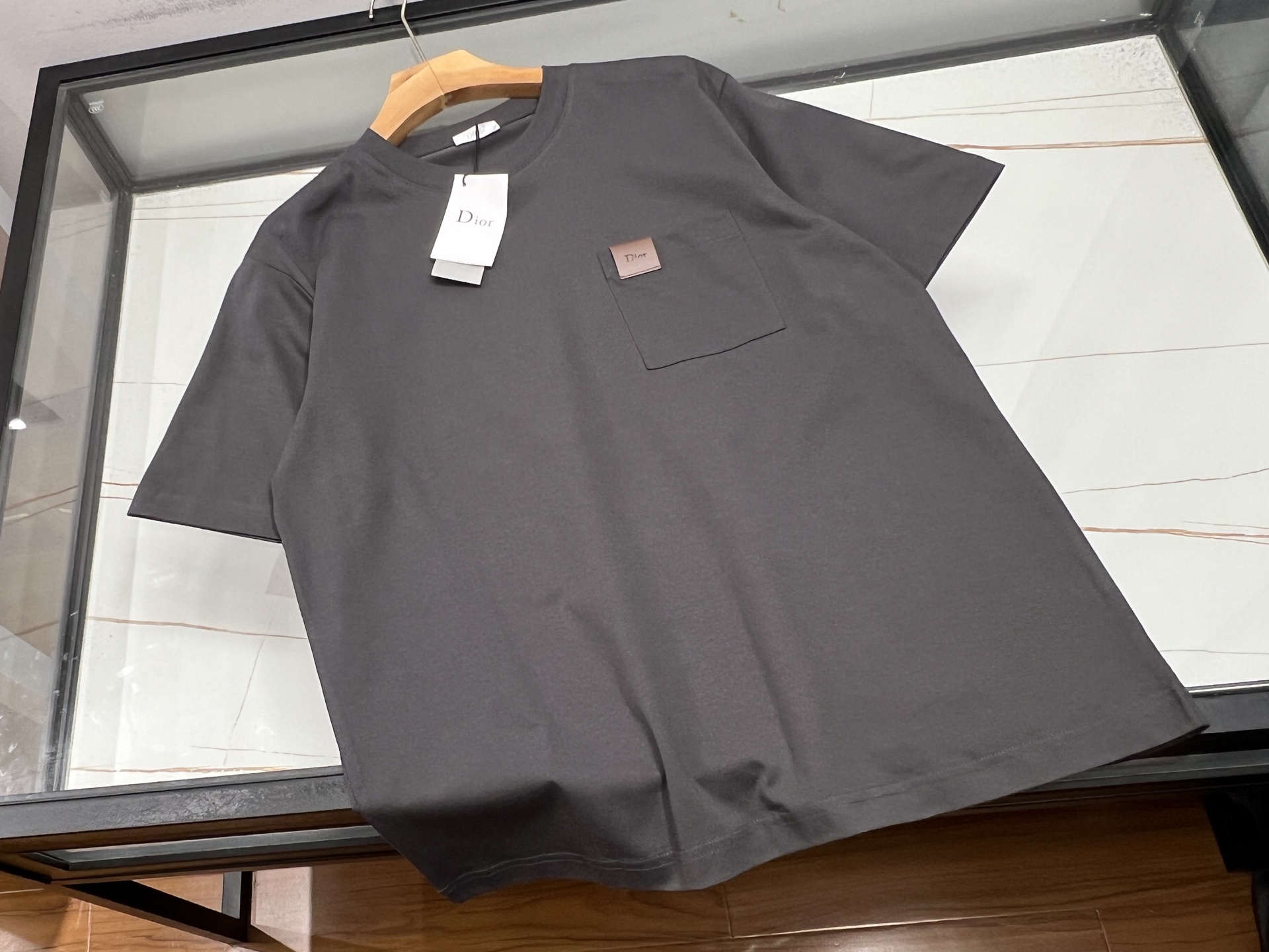 NO:778665,—26SS————Fashionable short-sleeves with chest patterns, lighting up summer vitality. This fashionable short-sleeves with sunflower pattern is an indispensable treasure item in the summer wardrobe. The overall design of the short-sleeves is simple yet individual, with a fresh background as the canvas, and large bright sunflowers bloom freely. The colors are bright and the contrast is strong, instantly catching everyone's attention, as if the warm summer sunshine is wearing it on your body.  The fabric is skin-friendly and breathable, keeping you dry and comfortable in the hot summer. The loose fit is not flattering on your figure, and is very suitable whether worn alone for a casual look or paired with a jacket to create a layered look. Whether you are strolling on the street, attending a party, or going on a daily outing, wearing it, you will be the most dazzling presence in the crowd, easily conveying a positive attitude towards life, allowing energy and fashion to accompany you all the way. Available in stock in two colors S-XL, Dior-clothing, dior, jackets & coats, T-shirt,19860909—26SS———胸前图案时尚短袖,点亮夏日活力 这款太阳花图案时尚短袖,是夏日衣橱里不可或缺的宝藏单品.短袖整体设计简约又不失个性,以清新底色为画布,大朵明艳的太阳花肆意绽放,色彩鲜艳且对比强烈,瞬间抓住众人目光,仿佛将夏日热烈的阳光穿在了身上. 面料亲肤透气,在炎炎夏日也能保持干爽舒适.宽松的版型不挑身材,无论是单穿展现休闲随性,还是搭配外套打造层次感,都十分合适.无论是漫步街头、参加聚会,还是日常出游,穿上它,你就是人群中最耀眼的存在,轻松传递出积极向上的生活态度,让活力与时尚一路随行. 现货发货二色S-XL,迪奥-服装,dior,jackets & coats,T-shirt,,Women's clothing