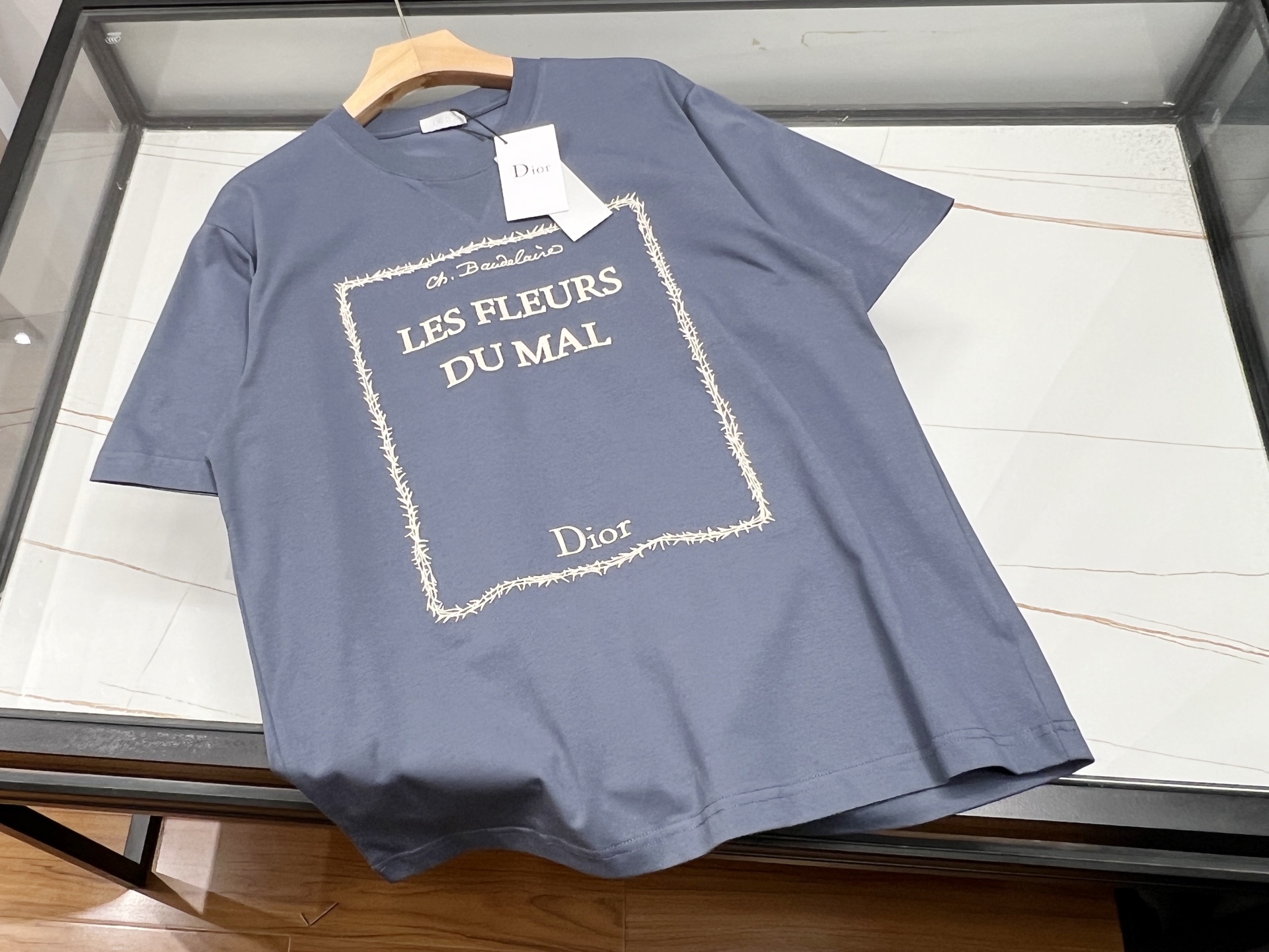 NO:778655,—26SS————Fashionable short-sleeves with chest patterns, lighting up summer vitality. This fashionable short-sleeves with sunflower pattern is an indispensable treasure item in the summer wardrobe. The overall design of the short-sleeves is simple yet individual, with a fresh background as the canvas, and large bright sunflowers bloom freely. The colors are bright and the contrast is strong, instantly catching everyone's attention, as if the warm summer sunshine is wearing it on your body.  The fabric is skin-friendly and breathable, keeping you dry and comfortable in the hot summer. The loose fit is not flattering on your figure, and is very suitable whether worn alone for a casual look or paired with a jacket for a layered look. Whether you are strolling on the street, attending a party, or going on a daily outing, you will be the most dazzling presence in the crowd when you wear it, easily conveying a positive attitude towards life, allowing energy and fashion to accompany you all the way. Three colors S-XL, Dior-clothing, dior, jackets & coats, T-shirt,19860909—26SS———胸前图案时尚短袖,点亮夏日活力 这款太阳花图案时尚短袖,是夏日衣橱里不可或缺的宝藏单品.短袖整体设计简约又不失个性,以清新底色为画布,大朵明艳的太阳花肆意绽放,色彩鲜艳且对比强烈,瞬间抓住众人目光,仿佛将夏日热烈的阳光穿在了身上. 面料亲肤透气,在炎炎夏日也能保持干爽舒适.宽松的版型不挑身材,无论是单穿展现休闲随性,还是搭配外套打造层次感,都十分合适.无论是漫步街头、参加聚会,还是日常出游,穿上它,你就是人群中最耀眼的存在,轻松传递出积极向上的生活态度,让活力与时尚一路随行. 现货发货三色S-XL,迪奥-服装,dior,jackets & coats,T-shirt,,Women's clothing