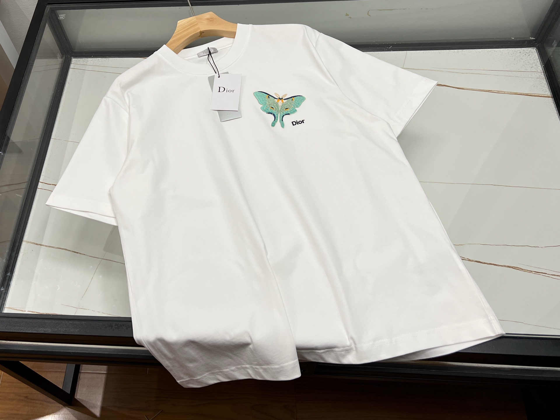 NO:778645,-26SS————The perfect fusion of fashion and practicality in the chest butterfly pocket letter short sleeves. This chest pocket letter short sleeves is a must-have item in the summer wardrobe. The simple version is neat and elegant, not flattering, and can easily adapt to various occasions. The small pocket on the chest is uniquely designed, not only adding practical functions and convenient placement of small items, but also adding a bit of playfulness to the overall look. The letter print on the pocket is the finishing touch, either simple or individual, showing a unique attitude.  The fabric is skin-friendly and breathable, keeping you dry and comfortable in the hot summer. Whether you wear it with casual shorts for a stroll on the street, or with jeans for a party, it can easily make you the center of attention, showing your casual and fashionable charm. It is a cost-effective fashion choice. Available in stock in two colors S-XL, Dior-clothing, dior, shorts, jeans, T-shirt,19860909-26SS———胸前蝴蝶口袋字母短袖时尚与实用的完美融合这件胸前口袋字母短袖,是夏日衣橱的必备单品.简约的版型利落大方,不挑身材,轻松适配各种场合. 胸前的小口袋设计别具巧思,不仅增加了实用功能,方便放置小物件,还为整体造型增添了几分俏皮感.口袋上的字母印花,是点睛之笔,或简约或个性,彰显独特态度. 面料亲肤透气,在炎炎夏日也能保持干爽舒适.无论是搭配休闲短裤漫步街头,还是配上牛仔裤参加聚会,它都能让你轻松成为焦点,展现随性又时尚的魅力,是性价比超高的时尚之选. 现货发售二色S-XL,迪奥-服装,dior,shorts,jeans,T-shirt,,Women's clothing