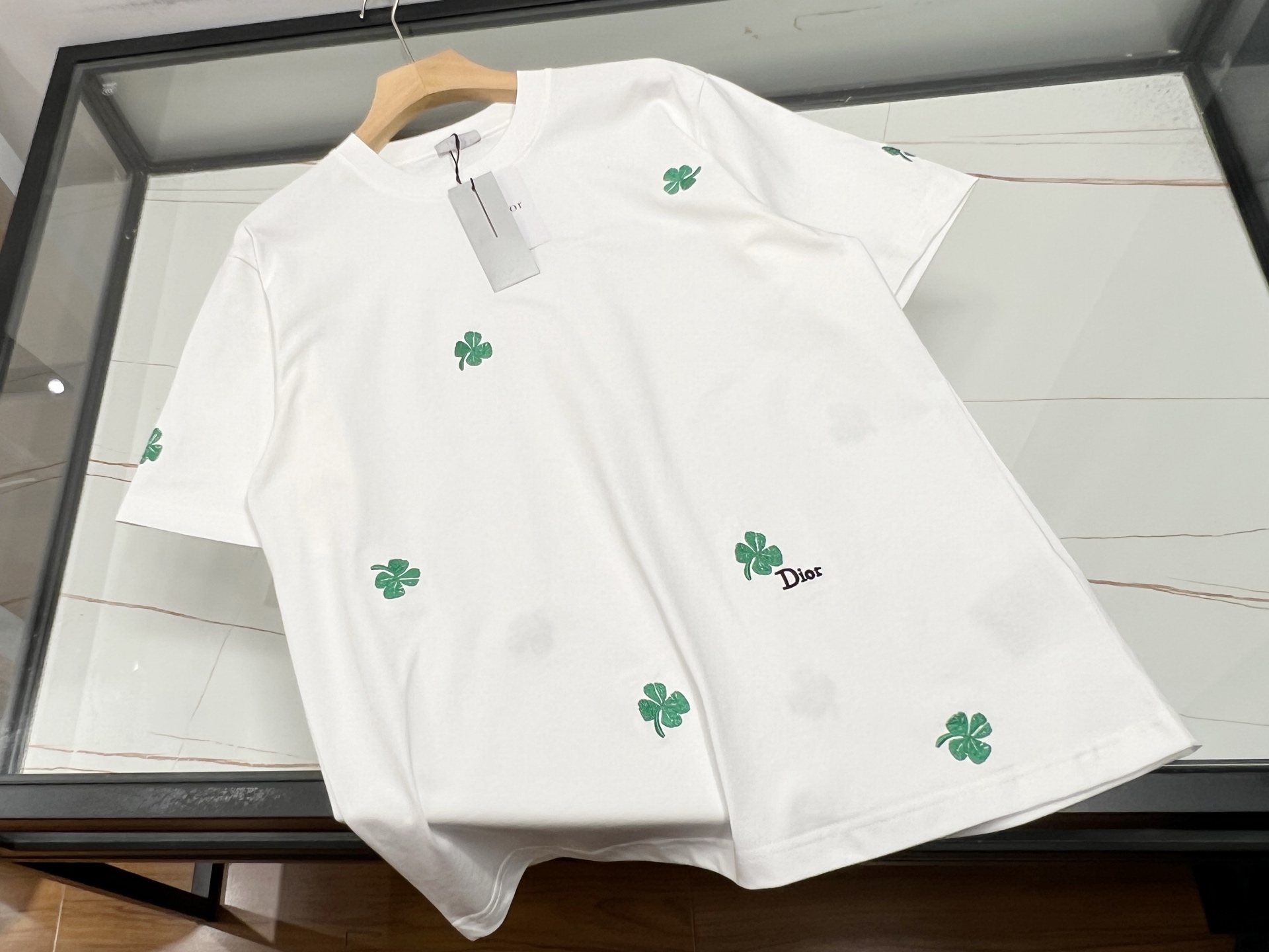 NO:778635,-26SS————The chest pocket letter short sleeves are a perfect fusion of fashion and practicality. This chest pocket letter short sleeves is a must-have item in the summer wardrobe. The simple version is neat and elegant, not flattering on the figure, and can easily adapt to various occasions. The small pocket on the chest is uniquely designed, which not only adds practical functions and is convenient for placing small items, but also adds a bit of playfulness to the overall look. The letter print on the pocket is the finishing touch, either simple or individual, showing a unique attitude.  The fabric is skin-friendly and breathable, keeping you dry and comfortable in the hot summer. Whether you wear it with casual shorts for a stroll on the street, or with jeans for a party, it can easily make you the center of attention, showing your casual and fashionable charm. It is a cost-effective fashion choice. Available in stock in two colors S-XL, Dior-clothing, dior, shorts, jeans, T-shirt,19860909-26SS———胸前提花口袋字母短袖时尚与实用的完美融合这件胸前口袋字母短袖,是夏日衣橱的必备单品.简约的版型利落大方,不挑身材,轻松适配各种场合. 胸前的小口袋设计别具巧思,不仅增加了实用功能,方便放置小物件,还为整体造型增添了几分俏皮感.口袋上的字母印花,是点睛之笔,或简约或个性,彰显独特态度. 面料亲肤透气,在炎炎夏日也能保持干爽舒适.无论是搭配休闲短裤漫步街头,还是配上牛仔裤参加聚会,它都能让你轻松成为焦点,展现随性又时尚的魅力,是性价比超高的时尚之选. 现货发售二色S-XL,迪奥-服装,dior,shorts,jeans,T-shirt,,Women's clothing