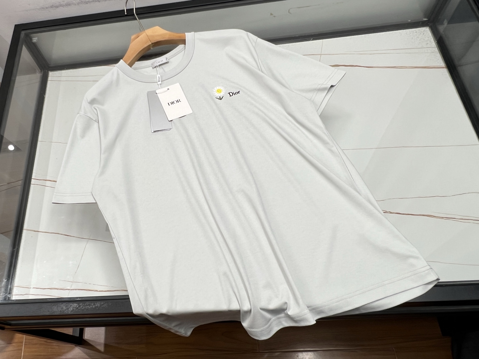 NO:778627,-26SS————The chest pocket letter short sleeves are a perfect fusion of fashion and practicality. This chest pocket letter short sleeves is a must-have item in the summer wardrobe. The simple version is neat and elegant, not flattering on the figure, and can easily adapt to various occasions. The small pocket on the chest is uniquely designed, which not only adds practical functions and is convenient for placing small items, but also adds a bit of playfulness to the overall look. The letter print on the pocket is the finishing touch, either simple or individual, showing a unique attitude.  The fabric is skin-friendly and breathable, keeping you dry and comfortable in the hot summer. Whether you wear it with casual shorts for a stroll on the street, or with jeans for a party, it can easily make you the center of attention, showing a casual and fashionable charm. It is a cost-effective fashion choice. Available in stock S-XL, Dior-clothing, dior, shorts, jeans, T-shirt,19860909-26SS———胸前提花口袋字母短袖时尚与实用的完美融合这件胸前口袋字母短袖,是夏日衣橱的必备单品.简约的版型利落大方,不挑身材,轻松适配各种场合. 胸前的小口袋设计别具巧思,不仅增加了实用功能,方便放置小物件,还为整体造型增添了几分俏皮感.口袋上的字母印花,是点睛之笔,或简约或个性,彰显独特态度. 面料亲肤透气,在炎炎夏日也能保持干爽舒适.无论是搭配休闲短裤漫步街头,还是配上牛仔裤参加聚会,它都能让你轻松成为焦点,展现随性又时尚的魅力,是性价比超高的时尚之选. 现货发售S-XL,迪奥-服装,dior,shorts,jeans,T-shirt,,Women's clothing