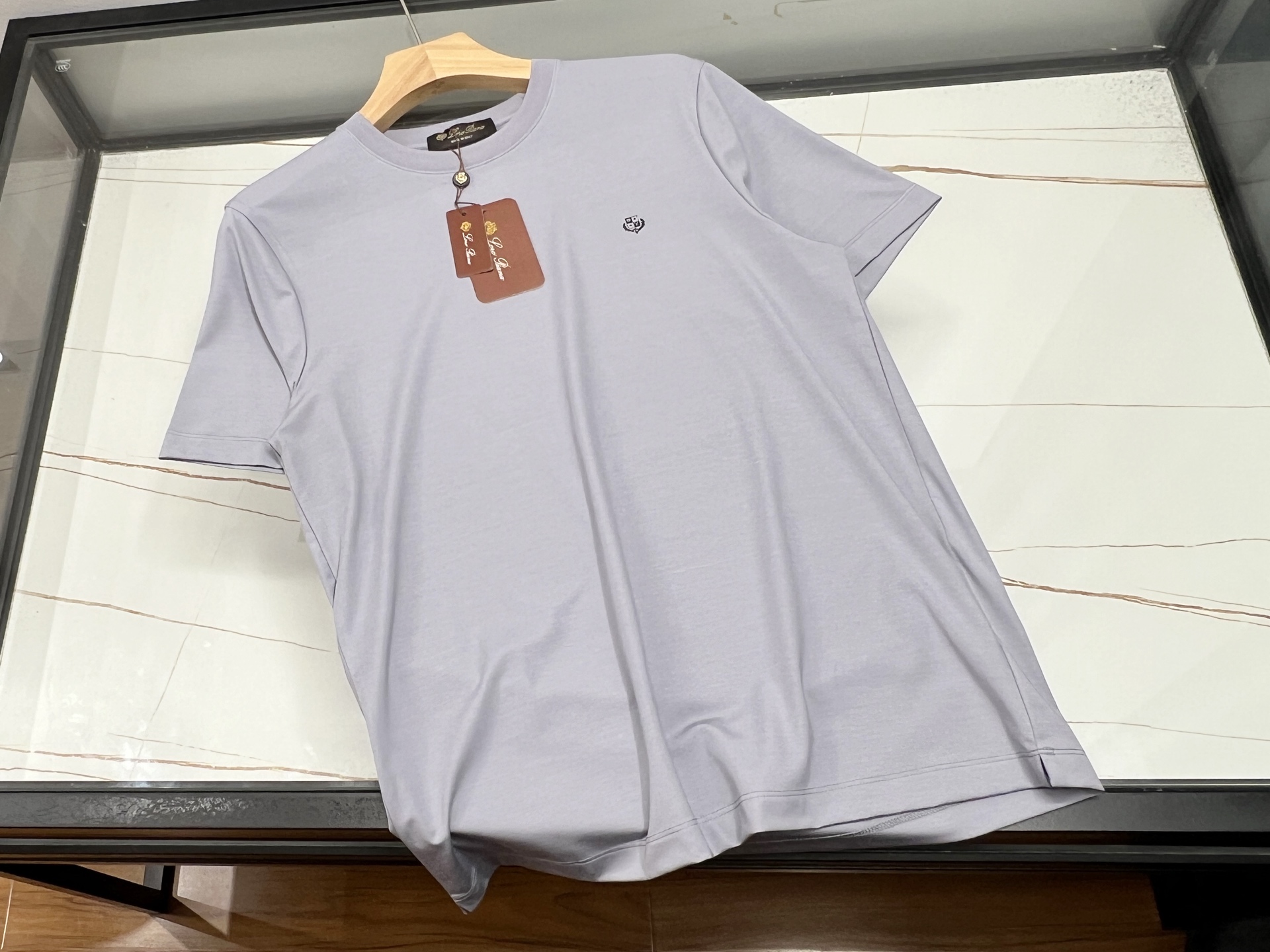 NO:778615,-26SS————LP chest micro-label short-sleeved shirt is the perfect fusion of leisure, speed and fashion. This short-sleeved shirt is definitely a must-have item for fashionistas!  The delicate micro-label pattern on the chest is simple yet individual, instantly adding highlights to the overall look and highlighting your unique taste. It focuses on casual style, with a loose fit without any sense of restraint, making it comfortable and casual. The fabric is breathable and skin-friendly, making it refreshing and not stuffy to wear in summer, keeping you comfortable at all times.  The design elements with a sense of speed are integrated into it, and the lines are smooth and neat, as if it has a sense of speed. Whether it is paired with jeans to show a casual and free style, or with sports pants to create a dynamic and sporty style, it can be easily controlled. Wear it and walk on the street, you will be the focus of fashion, the perfect combination of leisure and speed fashion!  Available now in 5 colors M-XXXL, men's clothing, loro piana, jeans, T-shirt,19860909-26SS———LP胸前微标图案短袖休闲速度时尚的完美融合 这款短袖绝对是时尚达人的必备单品！胸前精致的微标图案,简约却不失个性,瞬间为整体造型增添亮点,彰显独特品味. 它主打休闲风格,宽松版型穿着毫无束缚感,自在又随性.面料透气亲肤,夏日穿着清爽不闷热,让你时刻保持舒适. 速度感的设计元素融入其中,线条流畅利落,仿佛自带风驰电掣的动感.无论是搭配牛仔裤展现随性洒脱,还是配运动裤打造活力运动风,都能轻松驾驭.穿上它,走在街头,你就是时尚焦点,休闲与速度时尚完美结合！ 现货发售5色M-XXXL,男装,loro piana,jeans,T-shirt,,Women's clothing