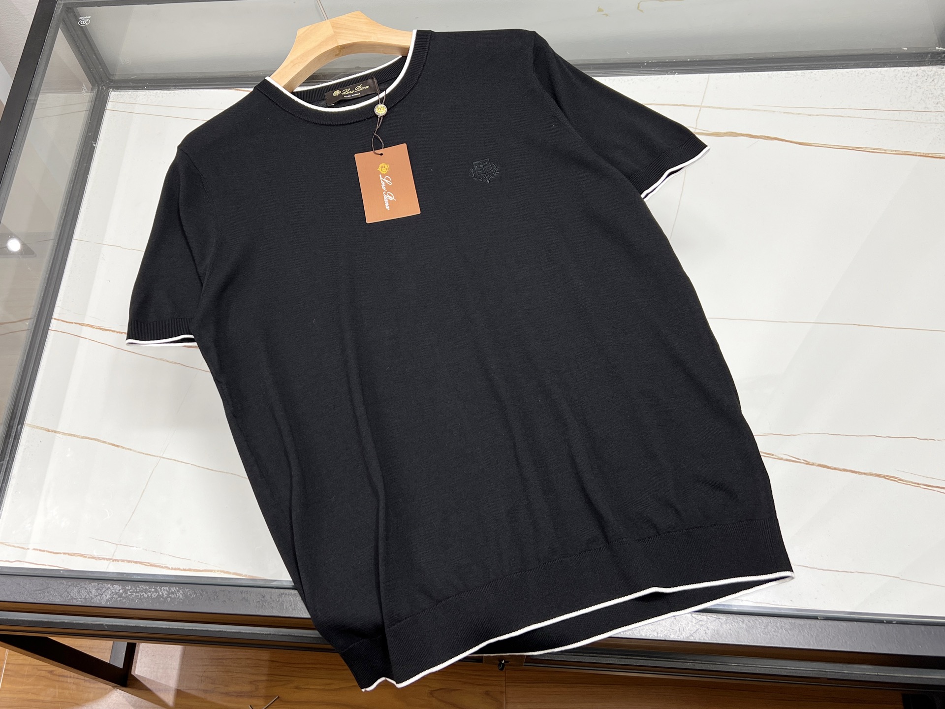 NO:778605,-26SS - Super soft and breathable wool short sleeves, a cool choice in summer. This summer-exclusive knitted short sleeve is made of super soft wool. It feels as soft as clouds brushing against the skin, bringing the ultimate comfortable experience without the prickly feeling of ordinary wool.  Its breathability is even more outstanding, with countless fine pores efficiently discharging body heat and moisture, allowing the skin to breathe freely and stay dry even in the hot summer. The short-sleeved design is simple and elegant, and the classic round neck modifies the neck line, adding a bit of elegance. Whether you wear it with casual shorts for a stroll on the street, or with an exquisite skirt to attend a small party, you can easily control it. With it, say goodbye to the hot and sticky summer, and embrace the beauty of summer with a light and comfortable attitude.  Available now in 4 colors M-XXXL, men's clothing, skirts, shorts, T-shirts,19860909-26SS——超软超透气羊毛短袖,夏日清凉之选 这款夏天专属的针织短袖,采用超软羊毛材质,触感轻柔如云朵拂过肌肤,带来极致的舒适体验,完全不会有普通羊毛的扎刺感. 其透气性更是出众,无数细密气孔高效排出身体热气与湿气,即便在炎炎夏日,也能让肌肤畅快呼吸,时刻保持干爽.短袖设计简约大方,经典圆领修饰颈部线条,增添几分优雅气质.无论是搭配休闲短裤漫步街头,还是配上精致半裙出席小聚会,都能轻松驾驭.有了它,夏天告别闷热黏腻,以轻盈自在的姿态拥抱夏日美好. 现货发售4色M-XXXL,男装,skirts,shorts,T-shirt,,Women's clothing