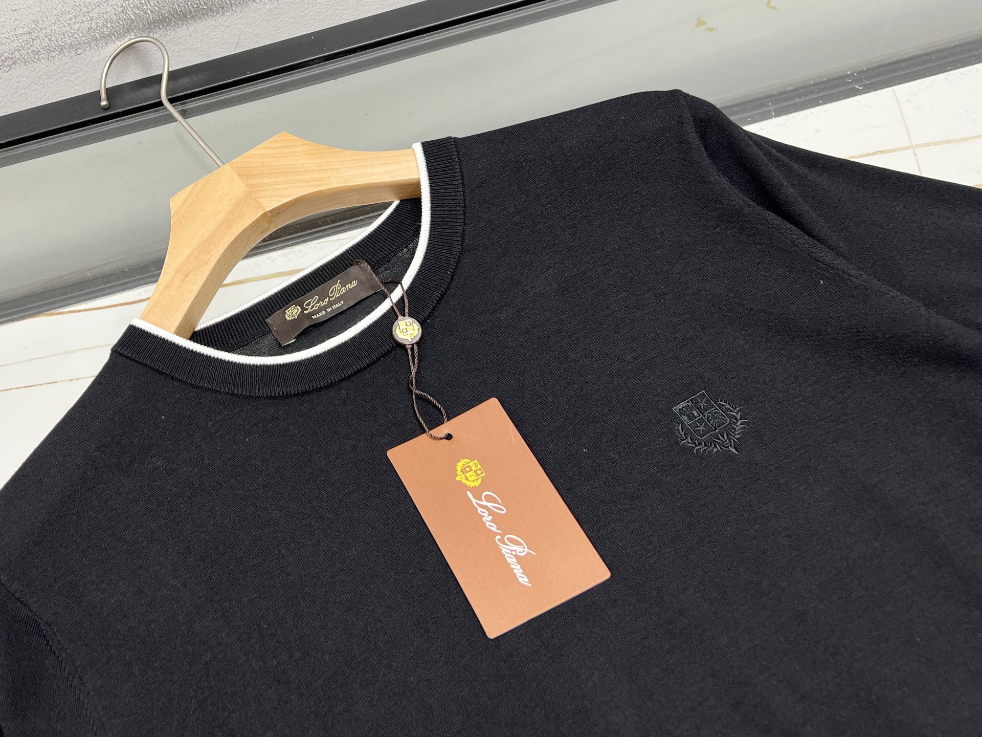 loro Piana 1936春夏新款 桑蚕丝混纺男士针织短袖衫！采用10%蚕丝+90％莱赛尔天丝混纺质
