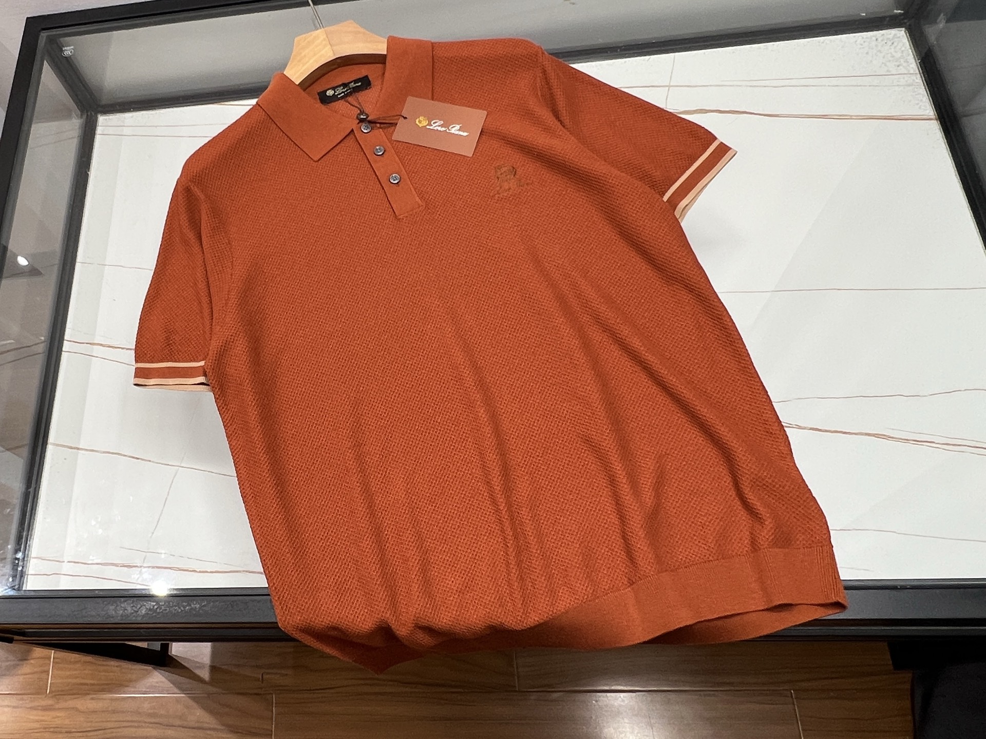 NO:778595,-26SS - Super soft and breathable wool short sleeves, a cool choice in summer. This summer-exclusive knitted short sleeve is made of super soft wool. It feels as soft as clouds brushing against the skin, bringing the ultimate comfortable experience without the prickly feeling of ordinary wool.  Its breathability is even more outstanding, with countless fine pores efficiently discharging body heat and moisture, allowing the skin to breathe freely and stay dry even in the hot summer. The short-sleeved design is simple and elegant, and the classic round neck modifies the neck line, adding a bit of elegance. Whether you wear it with casual shorts for a stroll on the street, or with an exquisite skirt to attend a small party, you can easily control it. With it, say goodbye to the hot and sticky summer, and embrace the beauty of summer with a light and comfortable attitude.  Available now in 4 colors M-XXXL, men's clothing, skirts, shorts, T-shirts,19860909-26SS——超软超透气羊毛短袖,夏日清凉之选 这款夏天专属的针织短袖,采用超软羊毛材质,触感轻柔如云朵拂过肌肤,带来极致的舒适体验,完全不会有普通羊毛的扎刺感. 其透气性更是出众,无数细密气孔高效排出身体热气与湿气,即便在炎炎夏日,也能让肌肤畅快呼吸,时刻保持干爽.短袖设计简约大方,经典圆领修饰颈部线条,增添几分优雅气质.无论是搭配休闲短裤漫步街头,还是配上精致半裙出席小聚会,都能轻松驾驭.有了它,夏天告别闷热黏腻,以轻盈自在的姿态拥抱夏日美好. 现货发售4色M-XXXL,男装,skirts,shorts,T-shirt,,Women's clothing