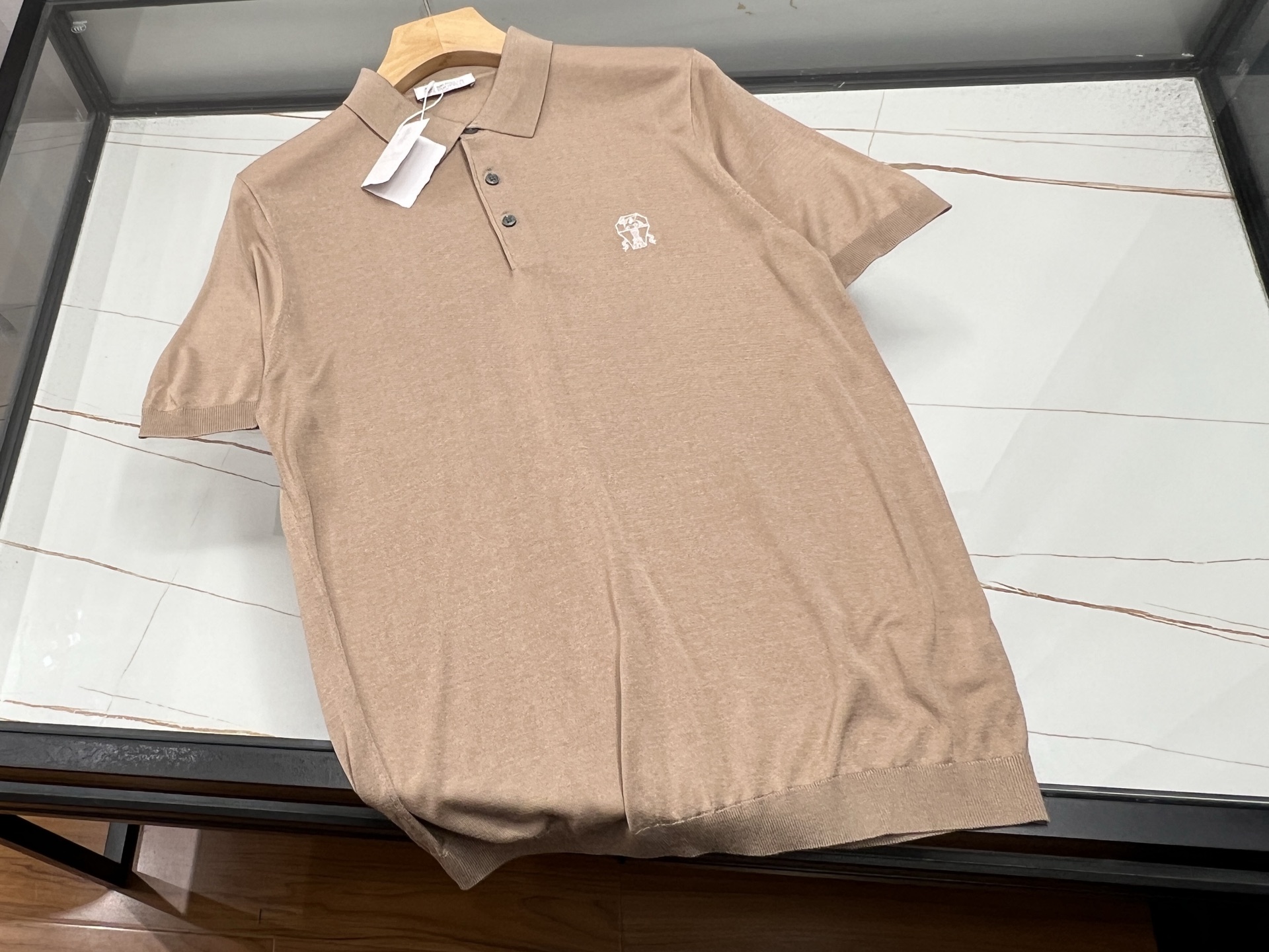 NO:778625,-26SS - Super soft and breathable wool short sleeves, a cool choice in summer. This summer-exclusive knitted short sleeve is made of super soft wool. It feels as soft as clouds brushing against the skin, bringing the ultimate comfortable experience without the prickly feeling of ordinary wool.  Its breathability is even more outstanding, with countless fine pores efficiently discharging body heat and moisture, allowing the skin to breathe freely and stay dry even in the hot summer. The short-sleeved design is simple and elegant, and the classic round neck modifies the neck line, adding a bit of elegance. Whether you wear it with casual shorts for a stroll on the street, or with an exquisite skirt to attend a small party, you can easily control it. With it, say goodbye to the hot and sticky summer, and embrace the beauty of summer with a light and comfortable attitude.  Available now in 4 colors M-XXXL, men's clothing, skirts, shorts, T-shirts,19860909-26SS——超软超透气羊毛短袖,夏日清凉之选 这款夏天专属的针织短袖,采用超软羊毛材质,触感轻柔如云朵拂过肌肤,带来极致的舒适体验,完全不会有普通羊毛的扎刺感. 其透气性更是出众,无数细密气孔高效排出身体热气与湿气,即便在炎炎夏日,也能让肌肤畅快呼吸,时刻保持干爽.短袖设计简约大方,经典圆领修饰颈部线条,增添几分优雅气质.无论是搭配休闲短裤漫步街头,还是配上精致半裙出席小聚会,都能轻松驾驭.有了它,夏天告别闷热黏腻,以轻盈自在的姿态拥抱夏日美好. 现货发售4色M-XXXL,男装,skirts,shorts,T-shirt,,Women's clothing