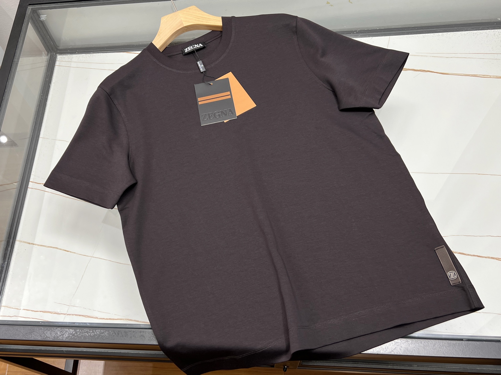 NO:778585,-26SS——EZ classic leather label cotton elastic casual short sleeves, a must-have choice for summer wardrobe. This short sleeve is made of high-quality pure cotton fabric and blended with elastic fibers, which not only retains the softness and breathability of cotton, but also gives the clothes excellent elasticity and comfort. Its simple yet fashionable design can be easily used in various occasions whether worn alone or as an inner layer.  The short-sleeved version is loose and decent, not flattering on your body shape, allowing you to stretch freely and enjoy comfort whether it is daily travel or casual gatherings. The classic round neck design modifies the neck line and shows elegance. The short-sleeved cuffs are simple and elegant, allowing you to move freely.  In addition, this short-sleeve has been treated with fine workmanship, neatly routed, and the details are full of quality. A variety of colors are available to meet the matching needs of different styles. Whether it is a fresh and natural light color or a calm and atmospheric dark color, it can give you a different style in summer. In short, this classic cotton elastic casual short-sleeve has become the first choice for many people in summer due to its excellent comfort and versatile fashion sense. Come and choose a color that belongs to you and make this summer more exciting!  Now on sale in 4 colors M-XXXL, men's clothing, T-shirt,19860909-26SS———EZ经典皮标棉弹休闲短袖,夏日衣橱的必备之选.这款短袖采用高品质纯棉面料,融入弹力纤维,既保留了棉质的柔软透气,又赋予了衣物出色的弹性与舒适度.其简约而不失时尚的设计,无论是单穿还是作为内搭,都能轻松驾驭各种场合. 短袖的版型宽松得体,不挑身材,无论是日常出行还是休闲聚会,都能让你自在舒展,尽享惬意.经典圆领设计,修饰颈部线条,展现优雅气质.短袖袖口,简洁大方,活动自如. 此外,这款短袖还经过精细的做工处理,走线工整,细节之处尽显品质感.多种颜色可选,满足不同风格的搭配需求.无论是清新自然的浅色系,还是沉稳大气的深色调,都能让你在夏日里焕发出别样的风采. 总之,这款经典棉弹休闲短袖,以其卓越的舒适度和百搭的时尚感,成为了许多人夏季的首选服饰.快来挑选一款属于你的颜色,让这个夏天更加精彩纷呈吧！ 现在发售4色M-XXXL,男装,T-shirt,,Women's clothing