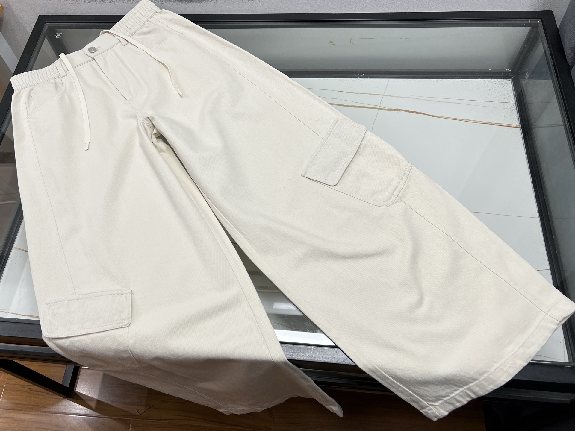 NO:778613,-26SS—The new favorite of spring and summer fashion, casual wide-leg men's pants. In spring and summer, these casual wide-leg men's pants are undoubtedly a must-have for a handsome man's wardrobe. Made of lightweight and breathable high-quality fabric, they are cool and comfortable to wear against the body, without feeling stuffy, and you can travel freely even under the scorching sun.  The design of the wide-leg version is unique. The loose trouser legs not only modify the leg shape, but also cleverly hide the small flaws of the legs, making the legs look straight and slender. With a simple solid color appearance, it is fashionable and versatile. Whether it is paired with a simple T-shirt or a casual shirt, it can easily create a casual and fashionable spring and summer look. And it can move freely. Whether you are walking on the street or doing outdoor sports, you can enjoy the wonderful time of spring and summer without restraint.  Available in two colors XS-S-M-L, Bottega Veneta, clothing, shirts, tees, t-shirt,19860909-26SS—春夏时尚新宠休闲阔腿男裤 春夏时节,这款休闲阔腿男款裤子无疑是型男衣橱必备.它采用轻薄透气的优质面料,贴身穿着凉爽舒适,毫无闷热感,即便在炎炎烈日下也能自在出行. 阔腿的版型设计独具匠心,宽松的裤腿不仅修饰腿型,还能巧妙隐藏腿部小瑕疵,让双腿看起来笔直修长.搭配简约的纯色外观,时尚又百搭,无论是搭配简约T恤,还是休闲衬衫,都能轻松打造出随性又时髦的春夏造型.而且它活动自如,无论是漫步街头还是户外运动,都能让你毫无束缚,尽情享受春夏的美好时光. 现货发售二色XS-S-M-L,葆蝶家-服装,bottega veneta,shirts,tees，t-shirt,,Women's clothing