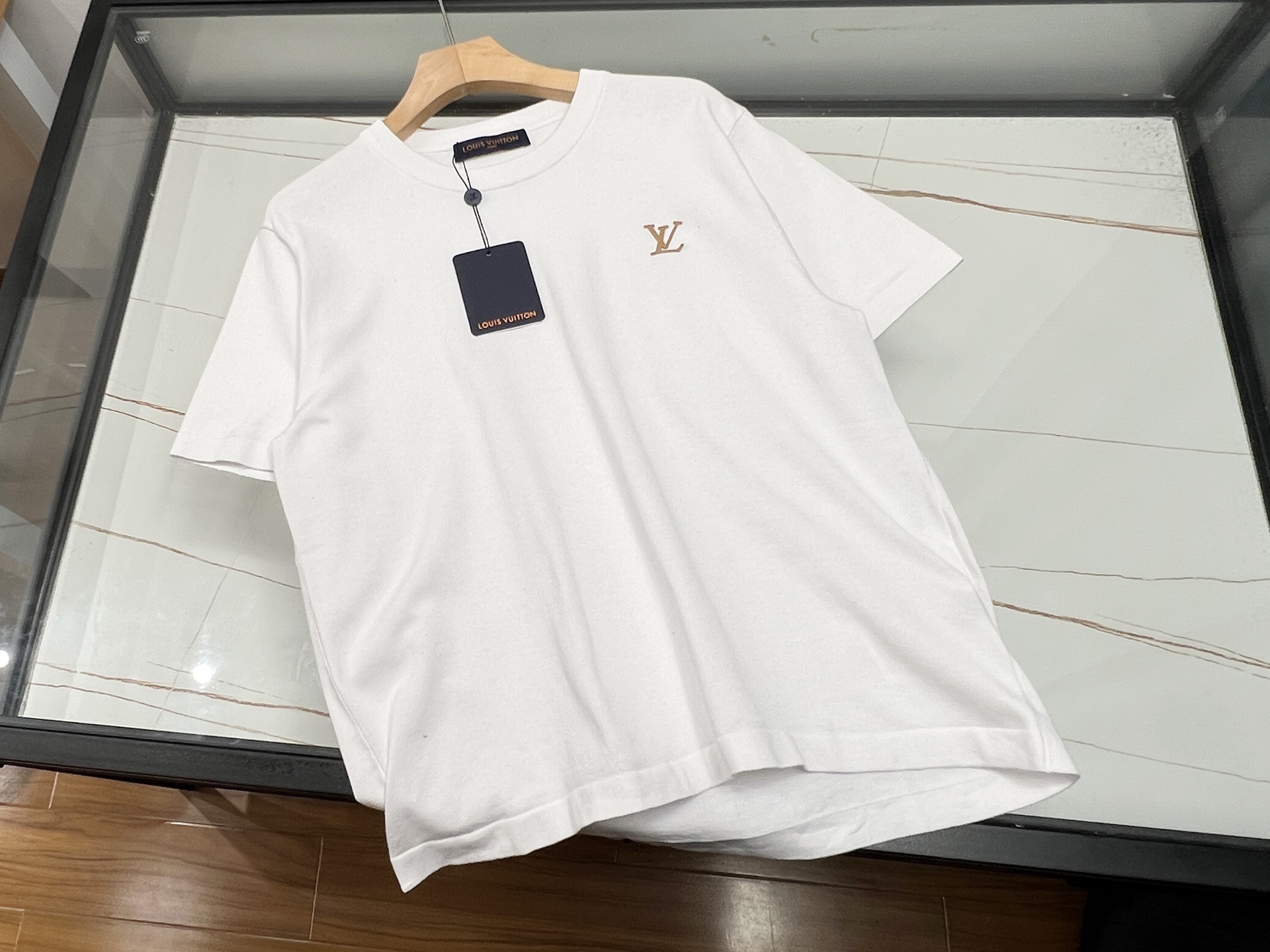 NO:778604,-26SS———— Letter dark pattern jacquard unisex knitting, unlocking new fashion trends. This dark pattern jacquard unisex knitted item is undoubtedly a treasure in the fashion industry. It uses unique dark pattern jacquard technology to outline exquisite patterns among the delicate knitted textures, showing a luxurious texture in a low-key manner, unobtrusive but with a high-end aura.  The ingenious design is suitable for both men and women. It has the right slimming effect without being too tight, making it comfortable to wear. Whether it is worn with jeans for daily outings or with suit pants for business occasions, it can be easily adapted to show the charm of different styles. The fabric is soft and skin-friendly, has good warmth retention, and provides warmth and care in the cold season. The design of the same style for men and women adds to the sweet atmosphere between couples. Wearing it together on the street is eye-catching and romantic.  Ready for sale white S-M-L-XL, Louis Vuitton-clothing, louis vuitton, jeans, business suit,19860909-26SS————字母暗纹提花男女同款针织,解锁时尚新风尚这款暗纹提花男女同款针织单品,无疑是时尚界的宝藏之选.它以独特暗纹提花工艺,于细腻针织纹理间勾勒出精致图案,低调中尽显奢华质感,不张扬却自带高级气场. 版型设计巧妙,男女皆宜,既有着恰到好处的修身效果,又不会过于紧绷,穿着舒适自在.无论是日常出街搭配牛仔裤,还是商务场合搭配西装裤,都能轻松适配,展现不同风格魅力.面料柔软亲肤,保暖性佳,在寒冷季节给予温暖呵护.男女同款的设计,更增添了情侣间的甜蜜氛围,一起穿着出街,吸睛又浪漫. 现货发售白色S-M-L-XL,路易威登-服装,louis vuitton,jeans,business suit,,Women's clothing