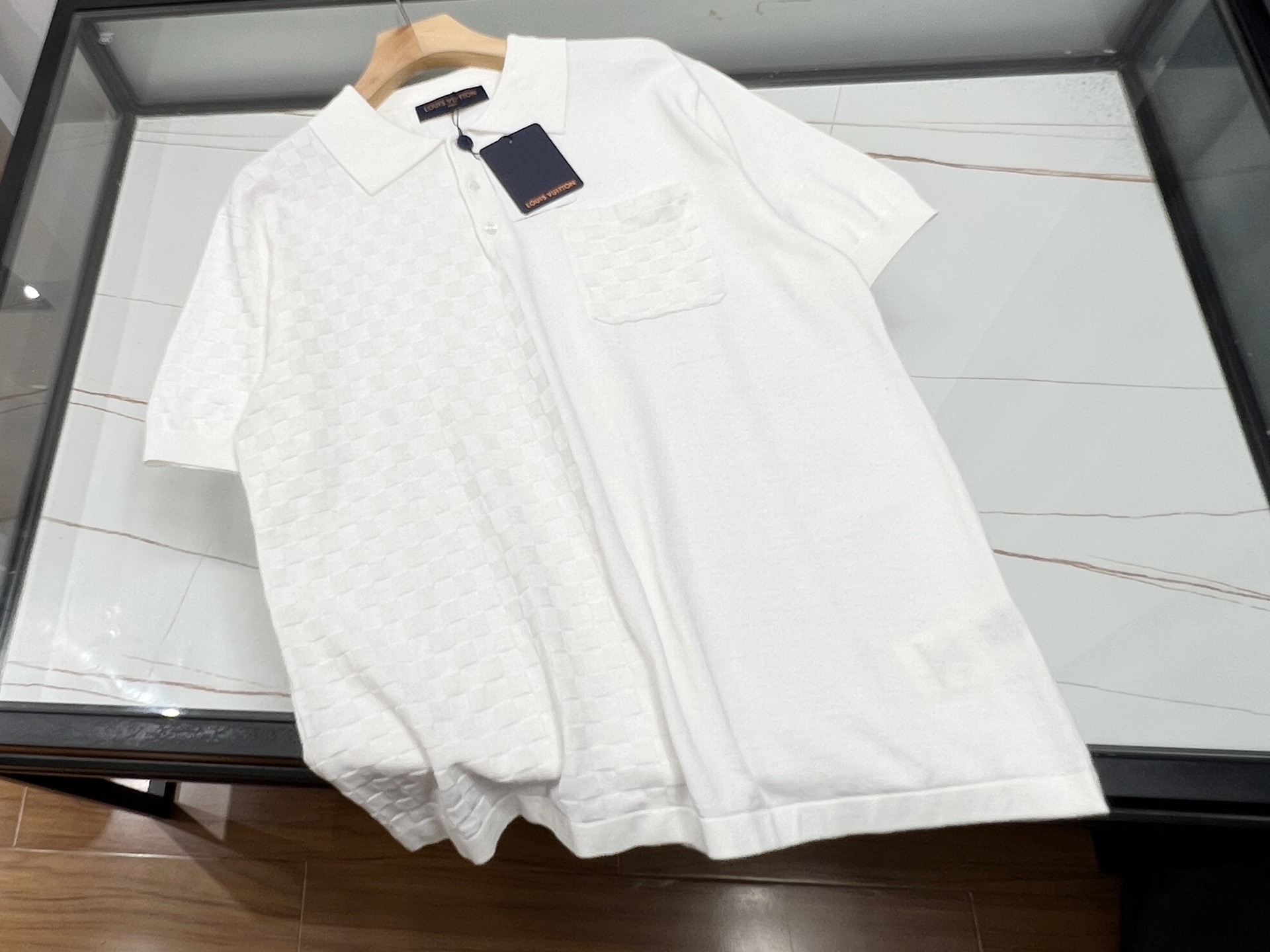 NO:779414,——The letter jacquard splicing lapel short sleeves break the convention with a unique design and highlight your individual attitude. The jacquard craftsmanship gives the letters a three-dimensional texture, which is cleverly spliced on the body, forming a visual collision with the solid color fabric, rich in layers without losing harmony. The classic lapel design modifies the neck line and adds a bit of smart temperament. Short-sleeved style  , refreshing and comfortable, suitable for spring and summer wear. Whether it is worn with casual pants to create a casual street style or with a skirt to create a sweet and cool girly look, it can be easily controlled. It is not only a piece of clothing, but also an expression of fashion attitude, allowing you to stand out from the crowd and become the center of attention, showing your unique charm and fashionable taste.  Available now in 3 colors S-XL, Louis Vuitton-clothing, Louis Vuitton, skirts, T-shirt,19860909——字母提花拼接翻领短袖,以独特设计打破常规,彰显个性态度.提花工艺赋予字母立体纹理,在衣身巧妙拼接,与纯色面料形成视觉碰撞,丰富层次又不失和谐.经典翻领设计,修饰颈部线条,增添几分干练气质.短袖款式,清爽自在,适合春夏穿着.无论是搭配休闲裤,打造随性街头风；还是配半身裙,营造甜酷少女感,都能轻松驾驭.它不仅是一件衣服,更是时尚态度的表达,让你在人群中脱颖而出,成为焦点所在,尽显独特魅力与时尚品味. 现货发售3色S-XL,路易威登-服装,louis vuitton,skirts,T-shirt,,Women's clothing