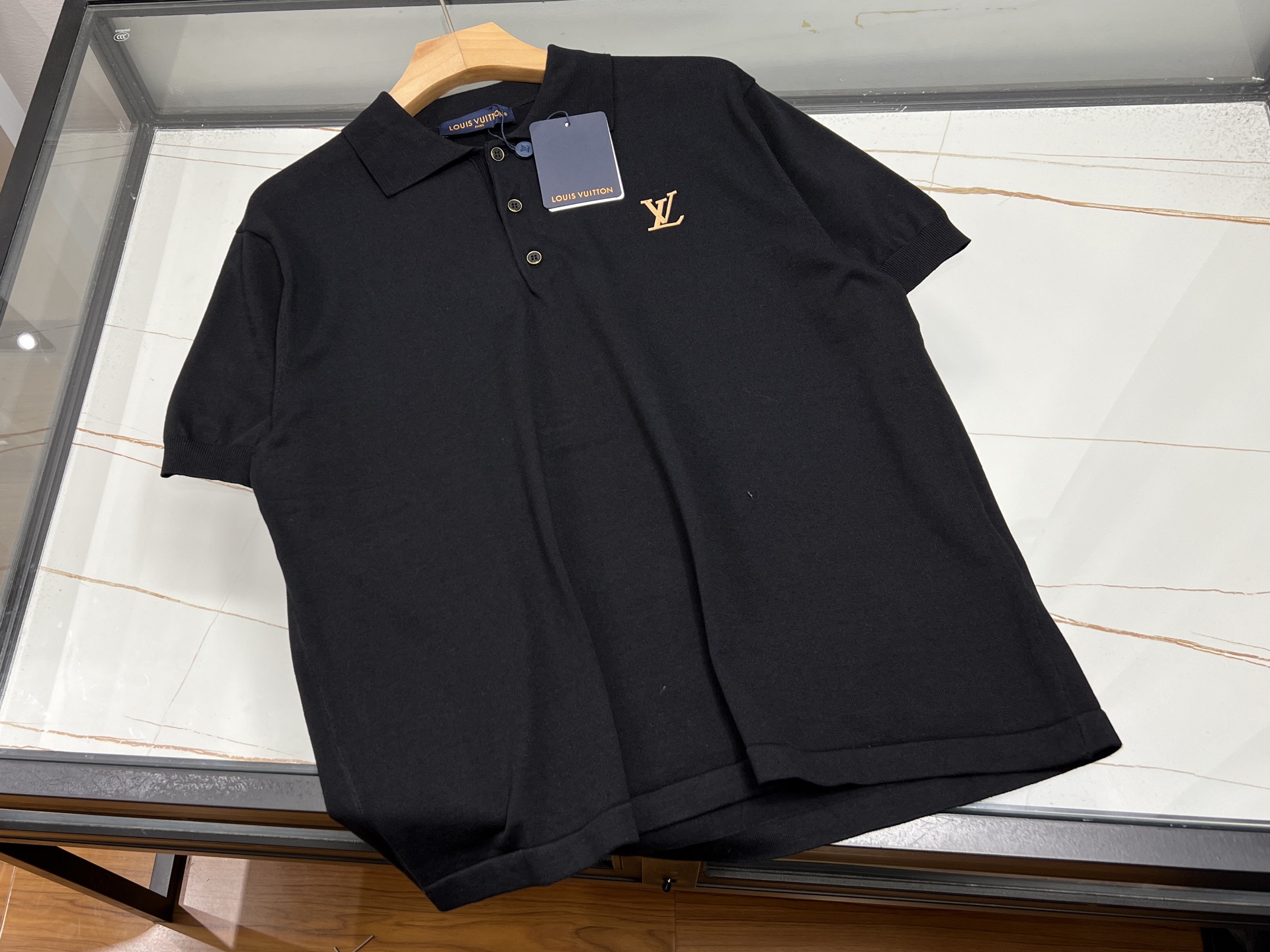 NO:778594,-26SS———— Letter dark pattern jacquard unisex knitting, unlocking new fashion trends. This dark pattern jacquard unisex knitted item is undoubtedly a treasure in the fashion industry. It uses unique dark pattern jacquard technology to outline exquisite patterns among the delicate knitted textures, showing a luxurious texture in a low-key manner, unobtrusive but with a high-end aura.  The ingenious design is suitable for both men and women. It has the right slimming effect without being too tight, making it comfortable to wear. Whether it is worn with jeans for daily outings or with suit pants for business occasions, it can be easily adapted to show the charm of different styles. The fabric is soft and skin-friendly, has good warmth retention, and provides warmth and care in the cold season. The design of the same style for men and women adds to the sweet atmosphere between couples. Wearing it together on the street is eye-catching and romantic.  Ready for sale black S-M-L-XL, Louis Vuitton-clothing, louis vuitton, jeans, business suit,19860909-26SS————字母暗纹提花男女同款针织,解锁时尚新风尚这款暗纹提花男女同款针织单品,无疑是时尚界的宝藏之选.它以独特暗纹提花工艺,于细腻针织纹理间勾勒出精致图案,低调中尽显奢华质感,不张扬却自带高级气场. 版型设计巧妙,男女皆宜,既有着恰到好处的修身效果,又不会过于紧绷,穿着舒适自在.无论是日常出街搭配牛仔裤,还是商务场合搭配西装裤,都能轻松适配,展现不同风格魅力.面料柔软亲肤,保暖性佳,在寒冷季节给予温暖呵护.男女同款的设计,更增添了情侣间的甜蜜氛围,一起穿着出街,吸睛又浪漫. 现货发售黑色S-M-L-XL,路易威登-服装,louis vuitton,jeans,business suit,,Women's clothing